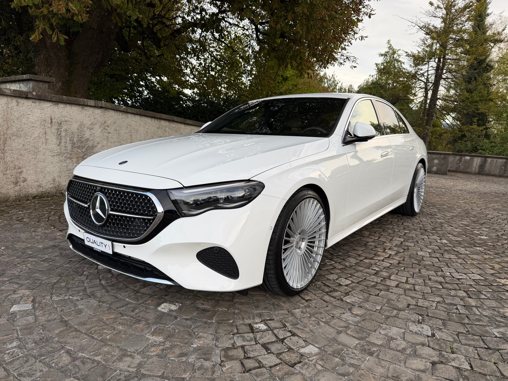MERCEDES-BENZ E 220 d 4Matic 9G-Tronic / Ab MFK / Service gepflegt / 36 Mon. Garantie / 8 Fach/21 Zoll / Digital Light / Leder / MBUX / AHK-image-0
