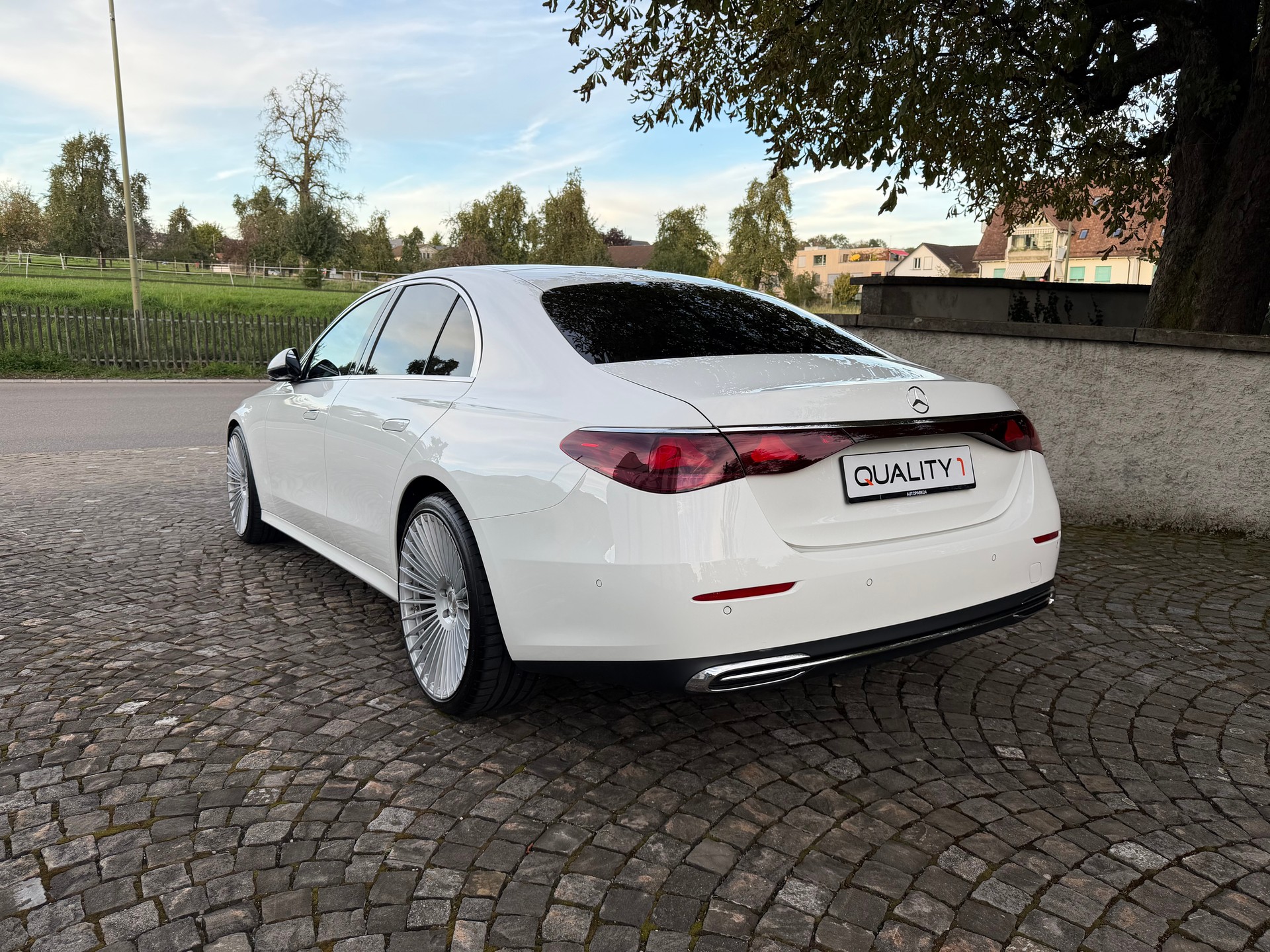 MERCEDES-BENZ E 220 d 4Matic 9G-Tronic / Ab MFK / Service gepflegt / 36 Mon. Garantie / 8 Fach/21 Zoll / Digital Light / Leder / MBUX / AHK-image-6