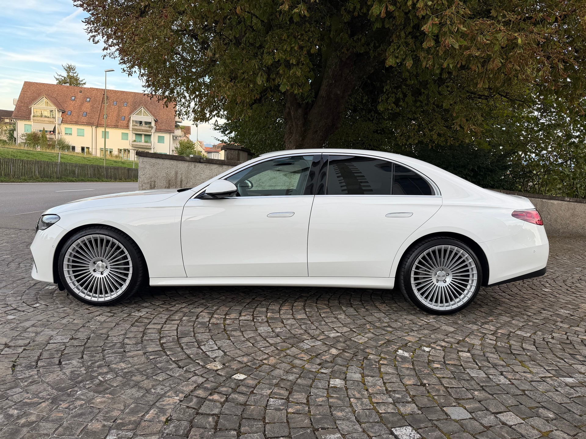 MERCEDES-BENZ E 220 d 4Matic 9G-Tronic / Ab MFK / Service gepflegt / 36 Mon. Garantie / 8 Fach/21 Zoll / Digital Light / Leder / MBUX / AHK-image-7