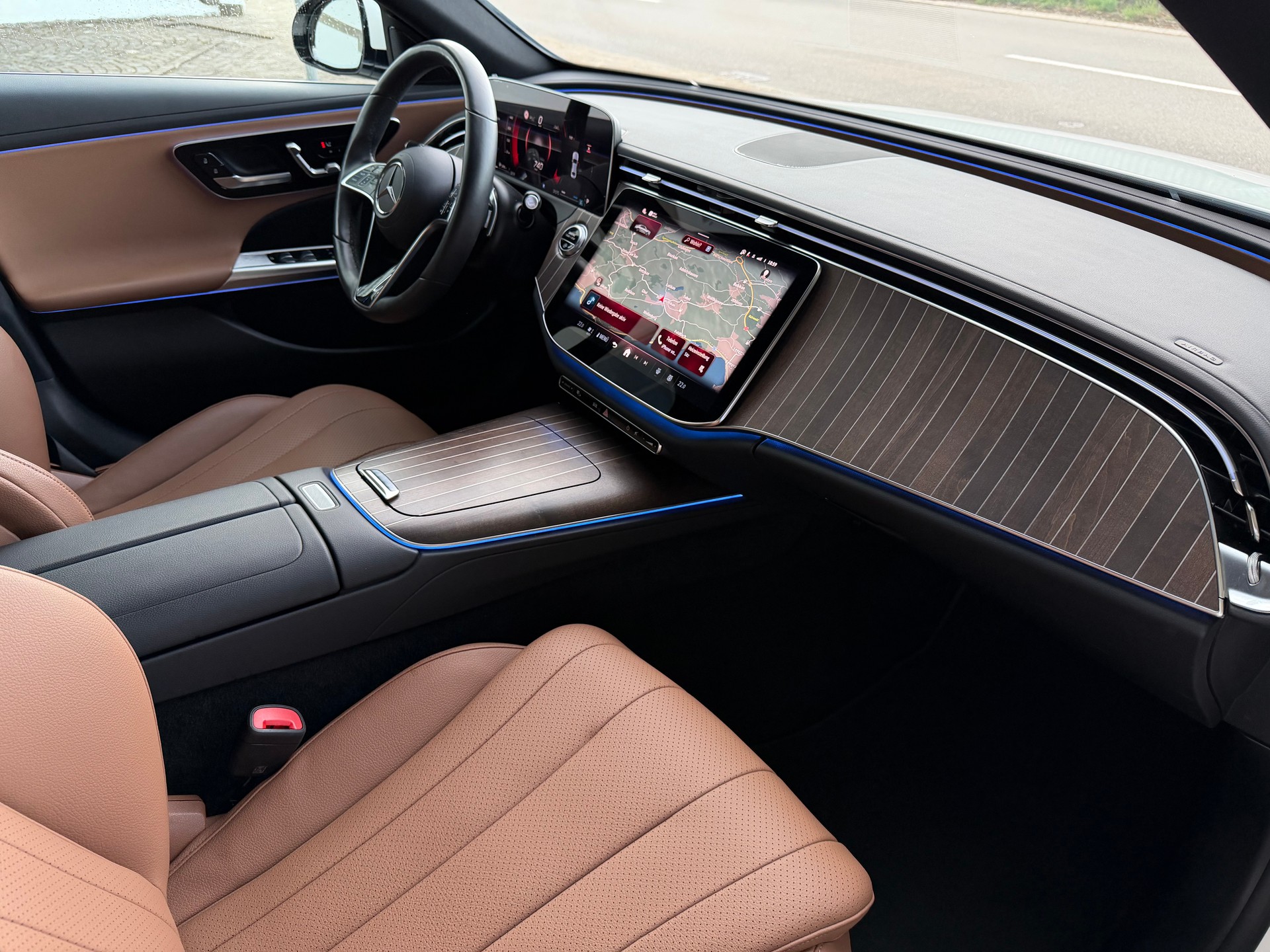 MERCEDES-BENZ E 220 d 4Matic 9G-Tronic / Ab MFK / Service gepflegt / 36 Mon. Garantie / 8 Fach/21 Zoll / Digital Light / Leder / MBUX / AHK-image-9