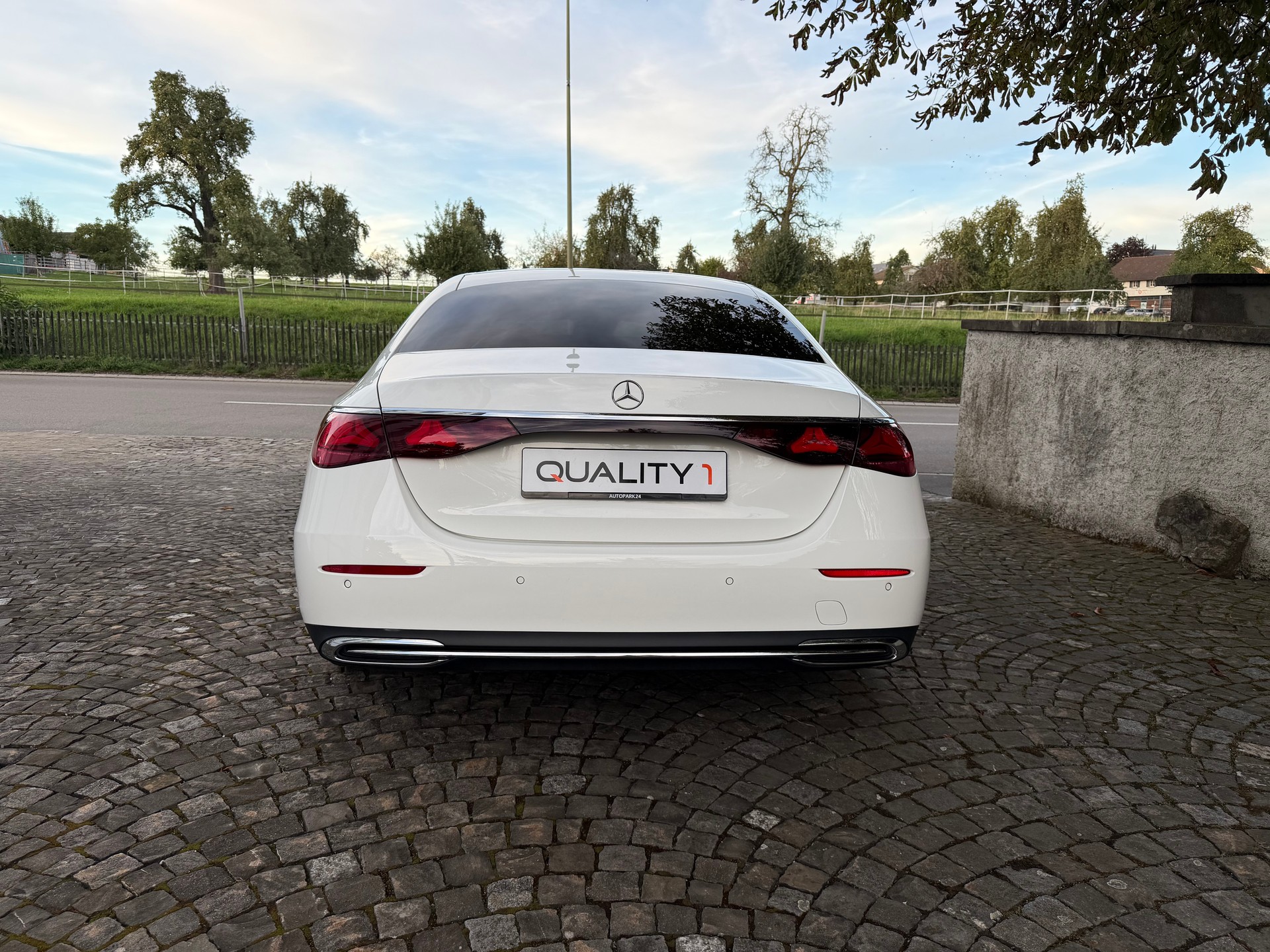 MERCEDES-BENZ E 220 d 4Matic 9G-Tronic / Ab MFK / Service gepflegt / 36 Mon. Garantie / 8 Fach/21 Zoll / Digital Light / Leder / MBUX / AHK-image-5