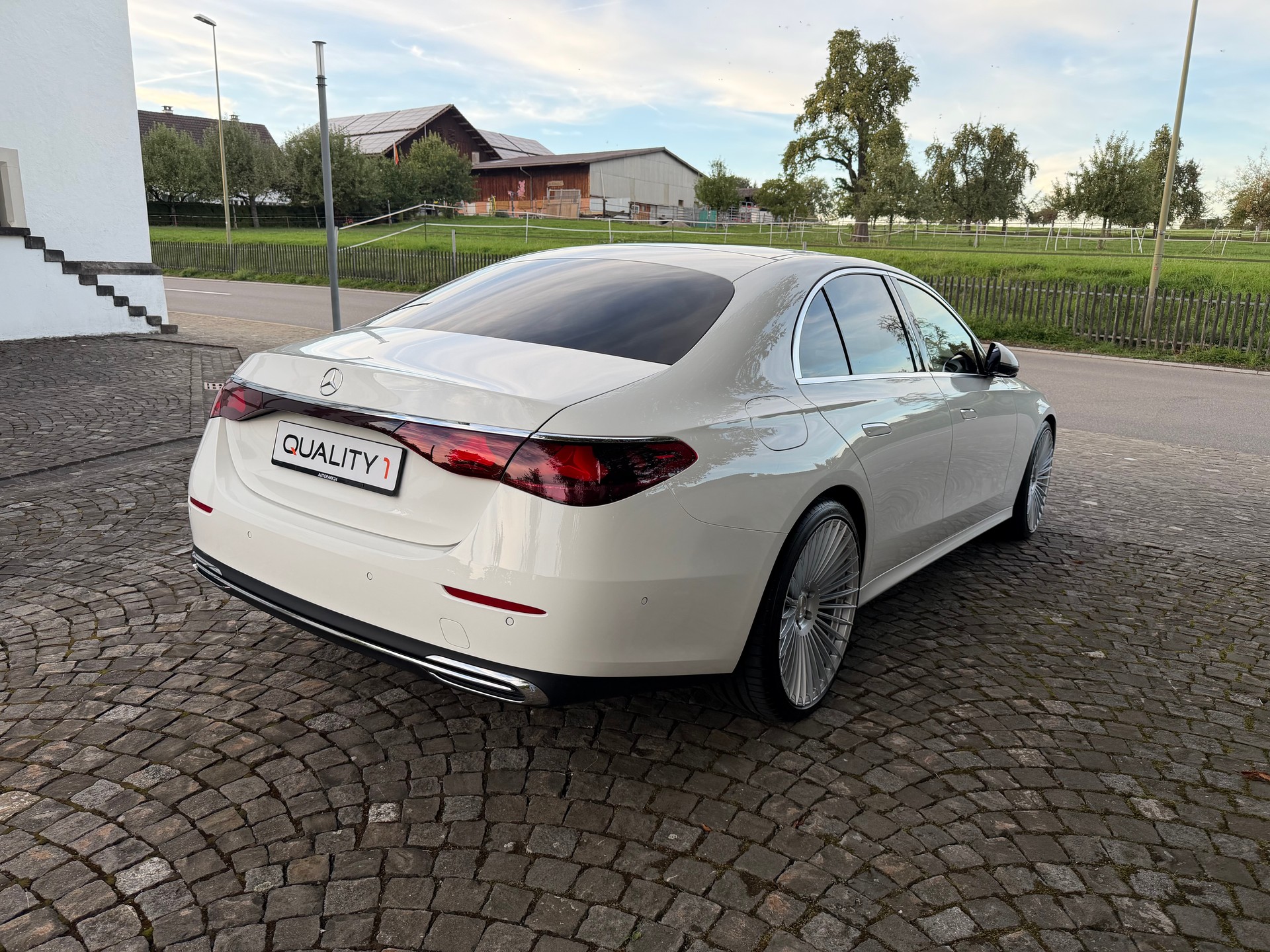 MERCEDES-BENZ E 220 d 4Matic 9G-Tronic / Ab MFK / Service gepflegt / 36 Mon. Garantie / 8 Fach/21 Zoll / Digital Light / Leder / MBUX / AHK-image-4