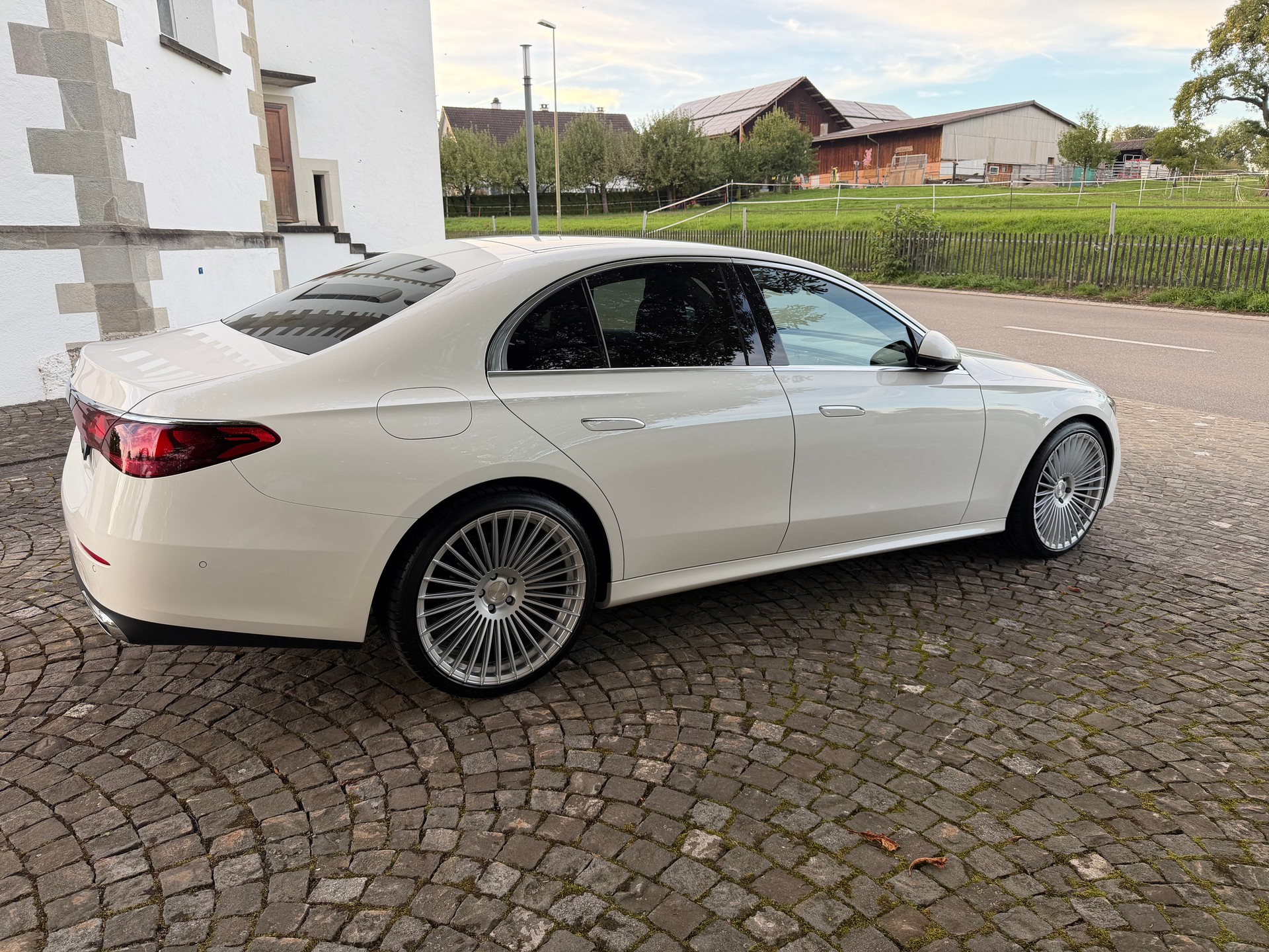 MERCEDES-BENZ E 220 d 4Matic 9G-Tronic / Ab MFK / Service gepflegt / 36 Mon. Garantie / 8 Fach/21 Zoll / Digital Light / Leder / MBUX / AHK-image-3