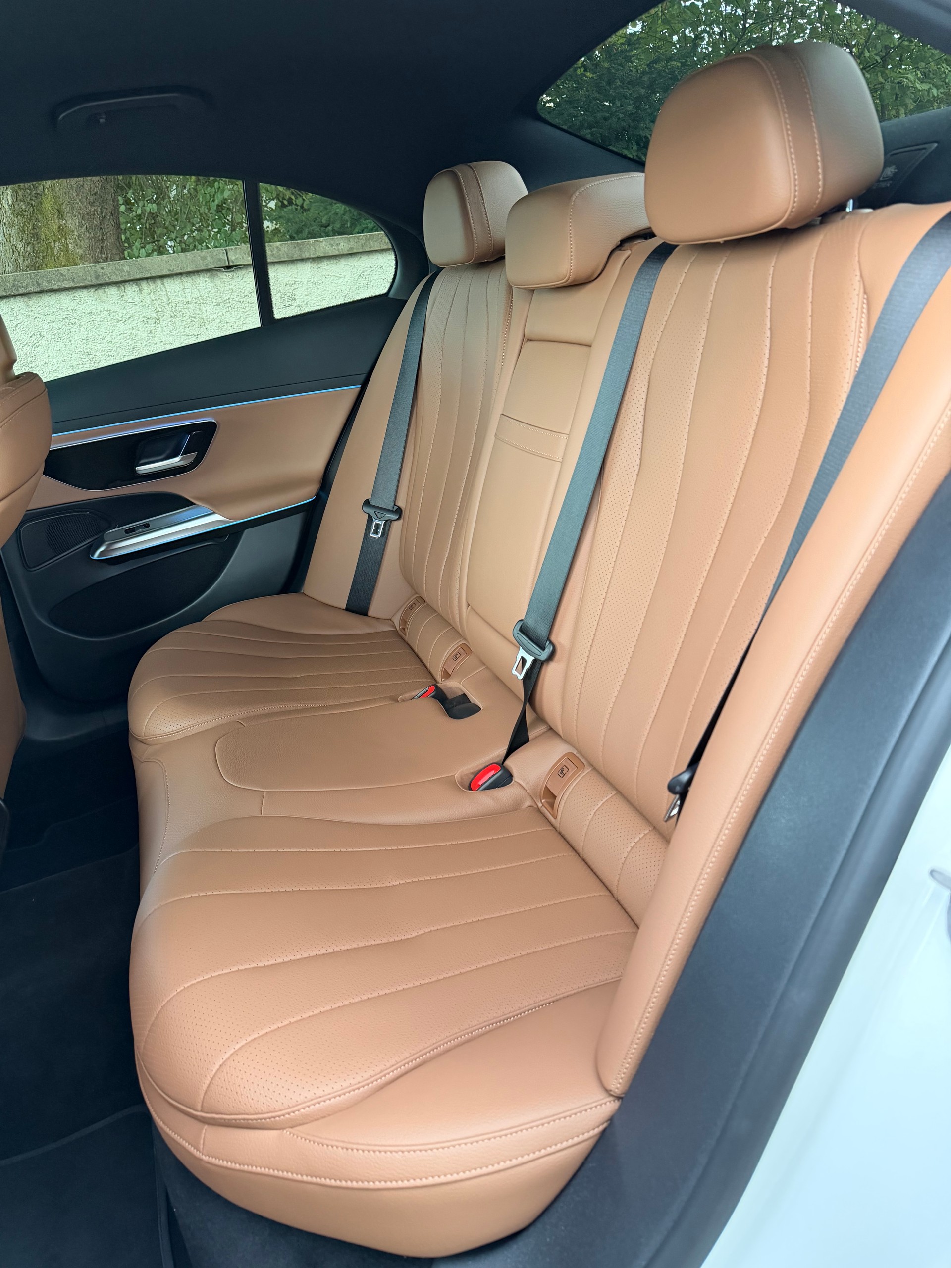 MERCEDES-BENZ E 220 d 4Matic 9G-Tronic / Ab MFK / Service gepflegt / 36 Mon. Garantie / 8 Fach/21 Zoll / Digital Light / Leder / MBUX / AHK-image-11