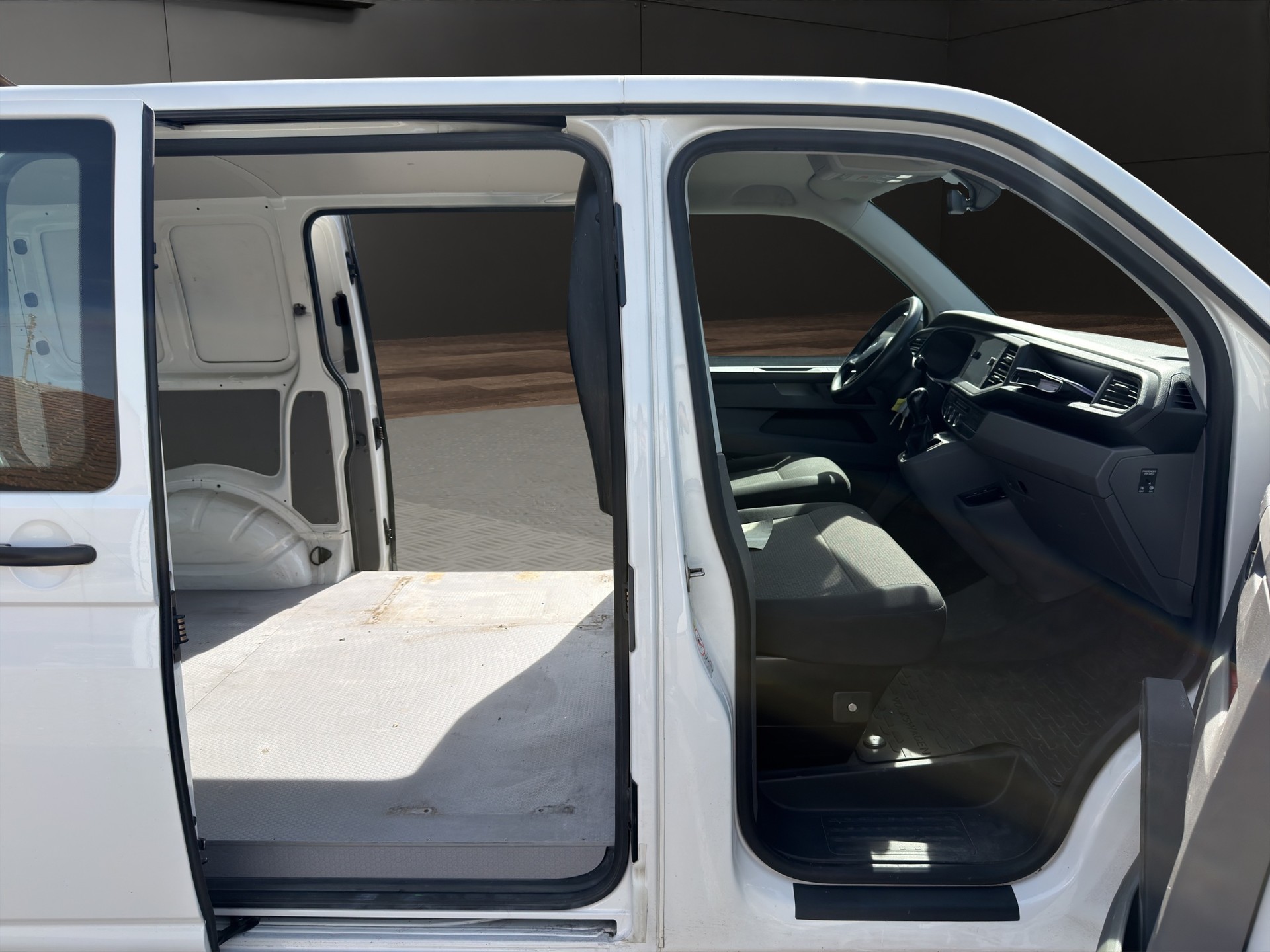 VW T6.1 2.0 TDI 4Motion DSG-image-9