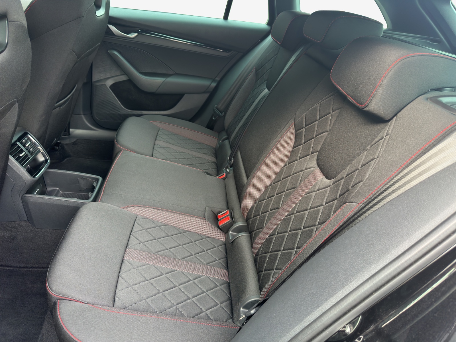 SKODA Octavia Combi 2.0 TSI DSG RS-image-11