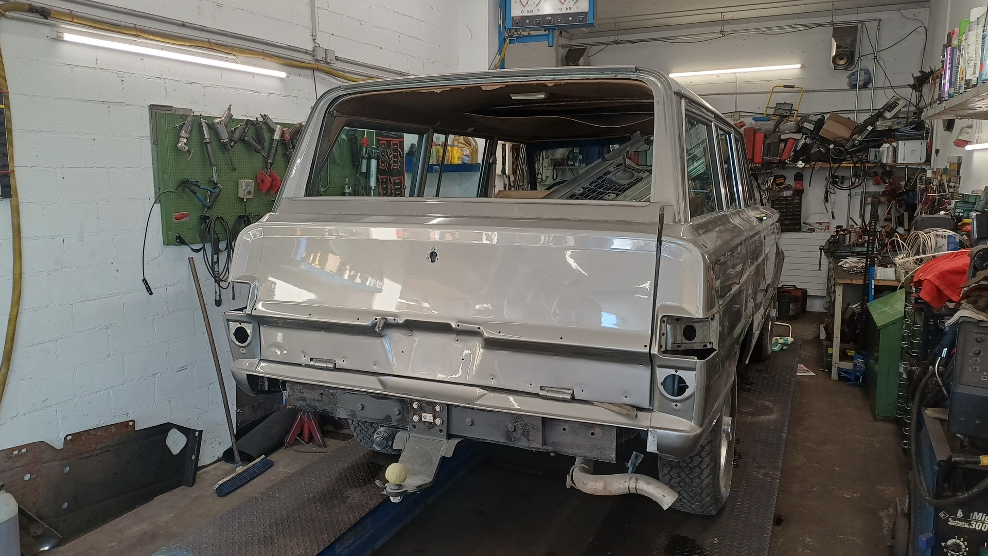 JEEP Wagoneer Limited V8-image-3