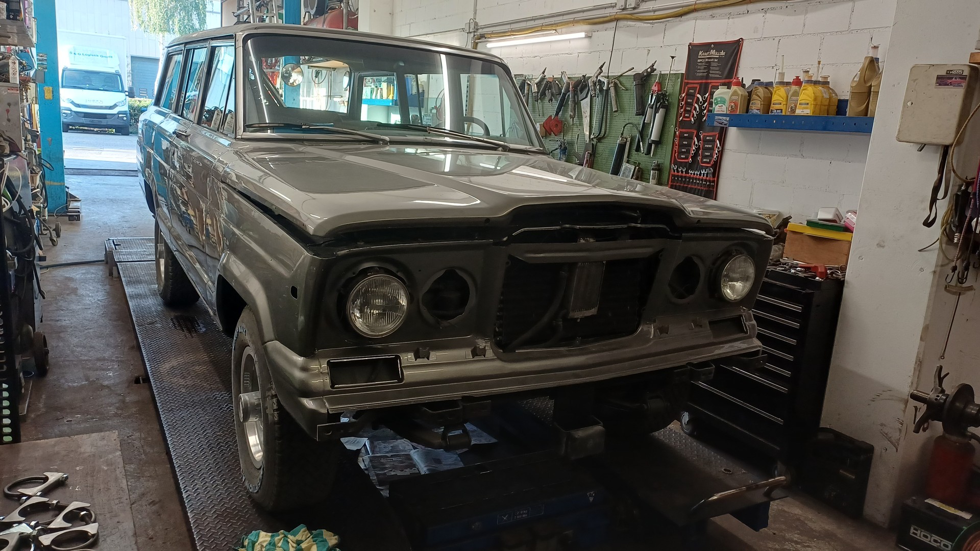 JEEP Wagoneer Limited V8-image-1