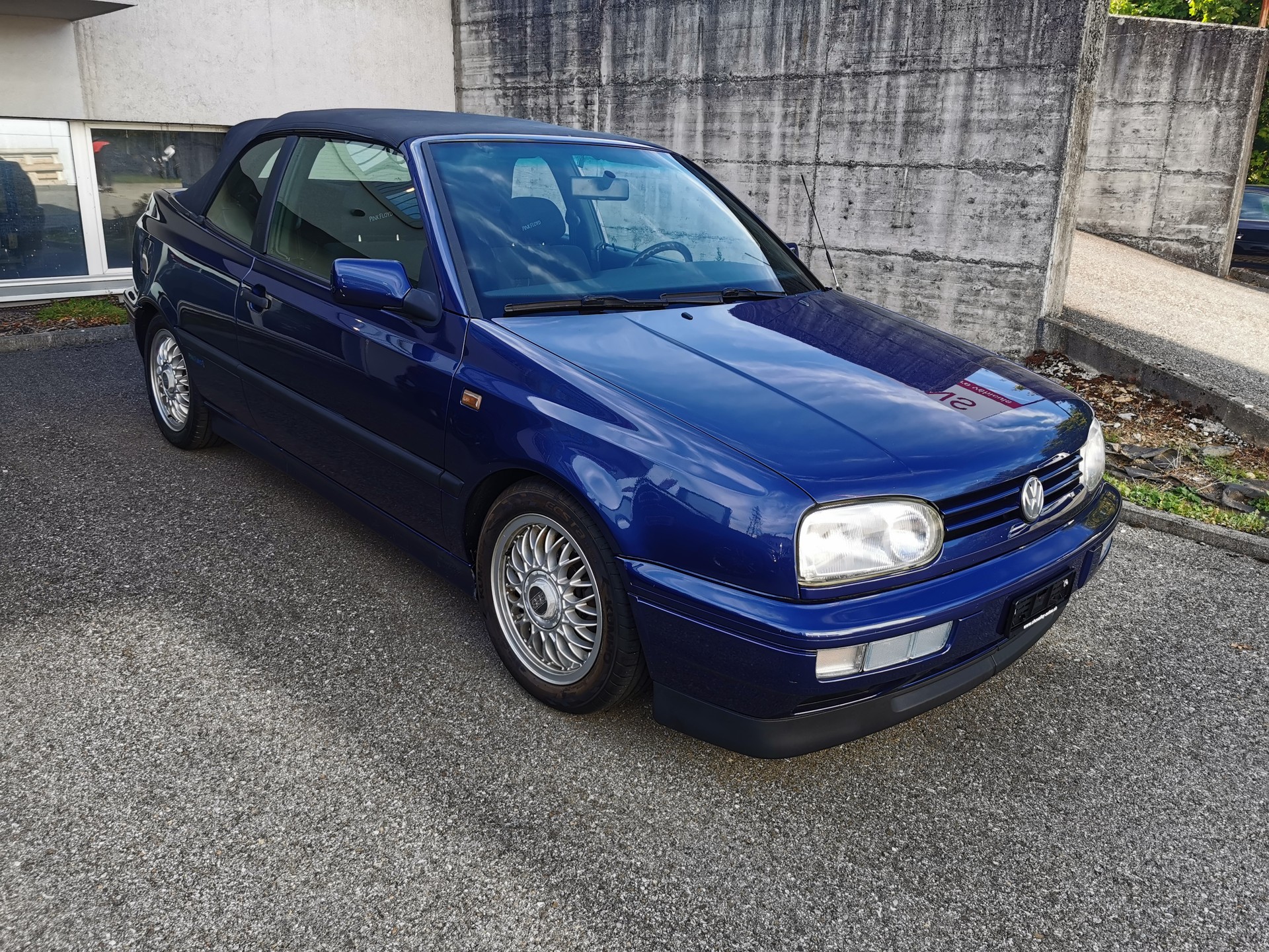 VW Golf Cabriolet 2000 Pink Floyd-image-1