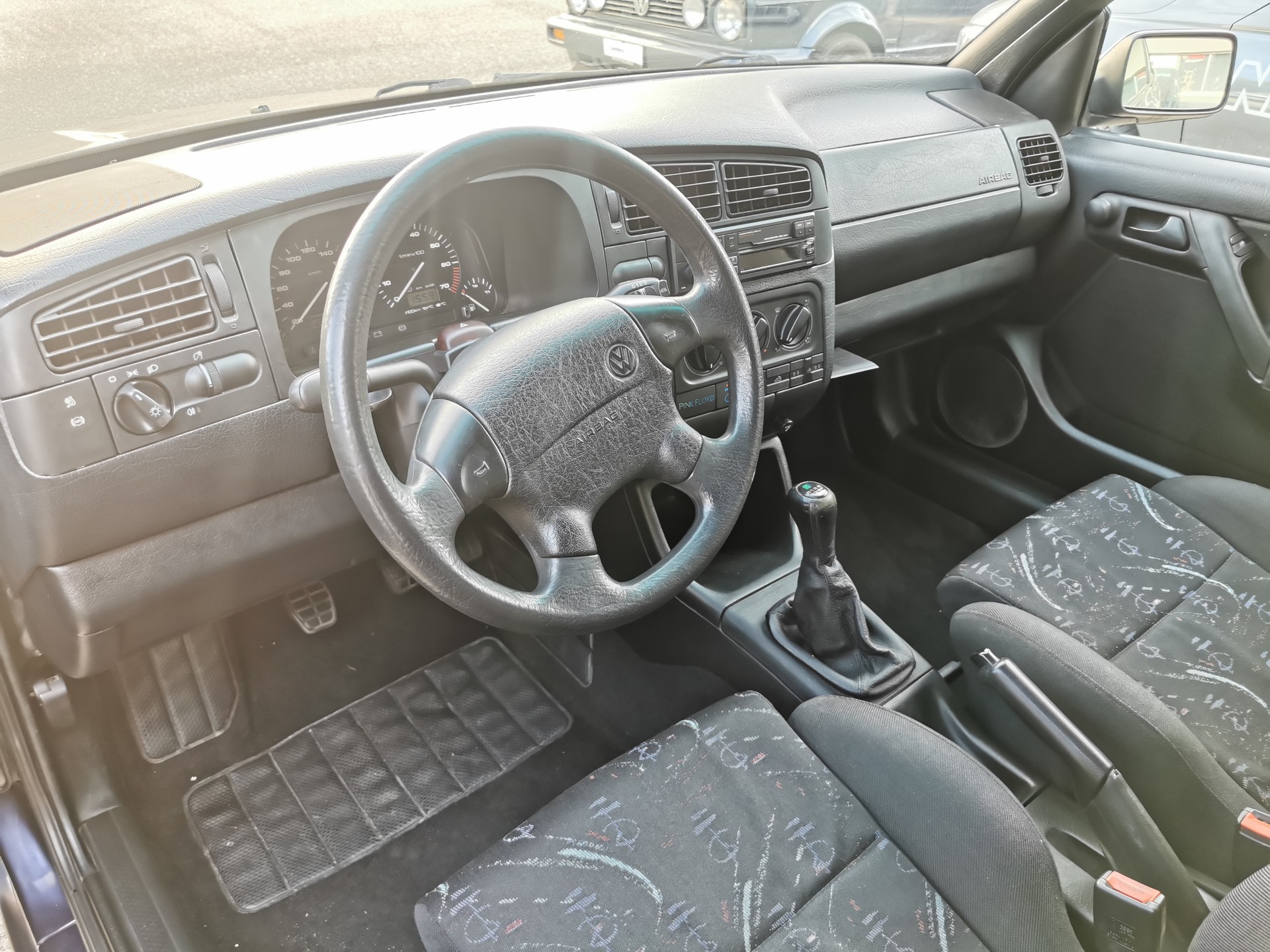 VW Golf Cabriolet 2000 Pink Floyd-image-4