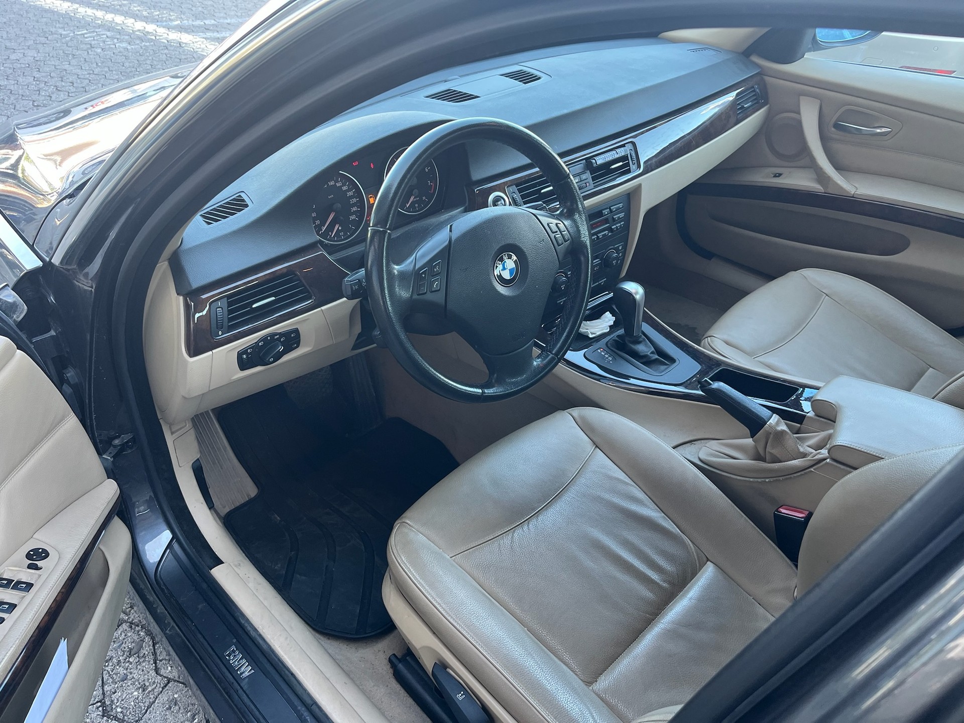 BMW 325xi-image-7
