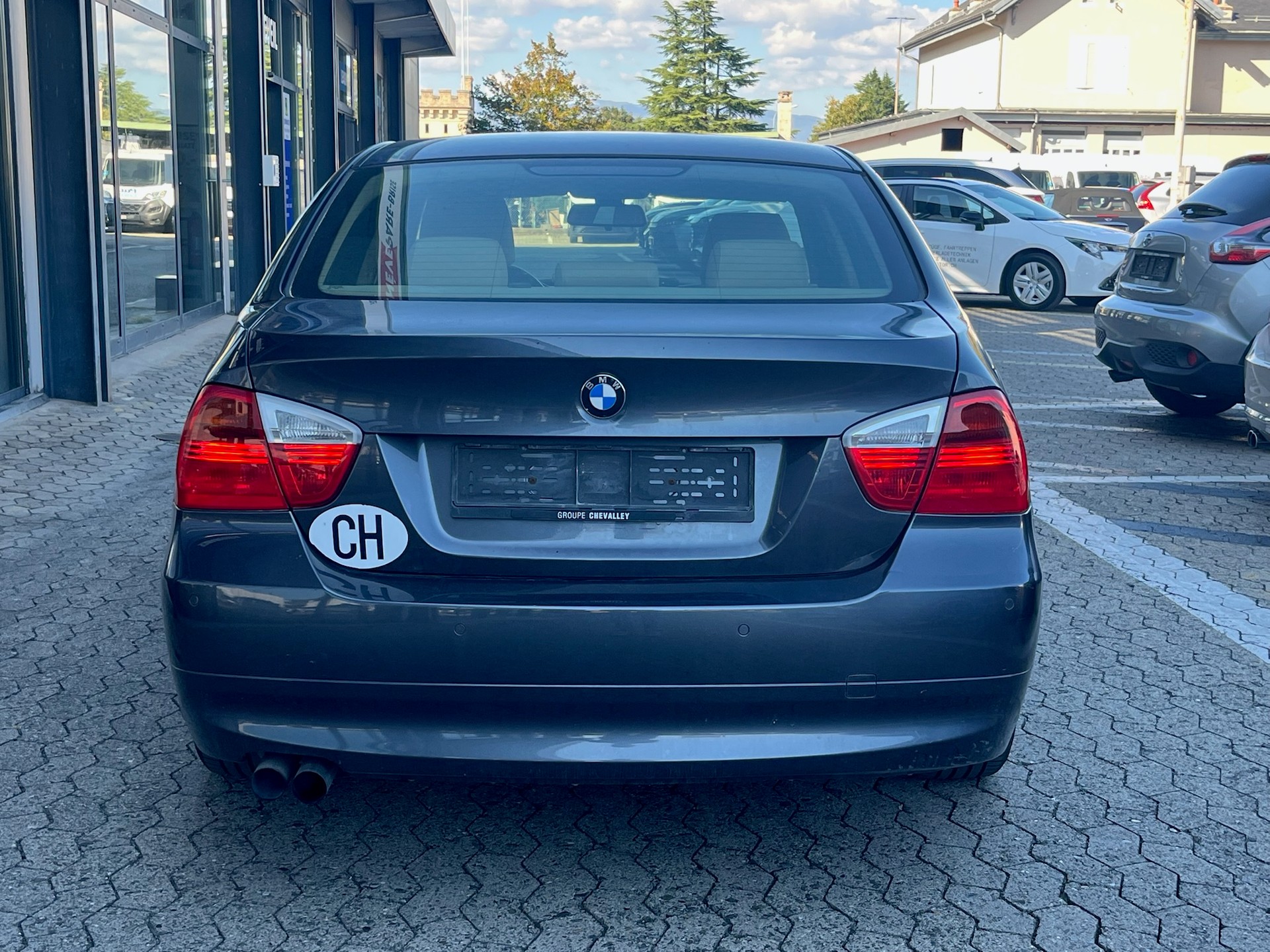 BMW 325xi-image-6