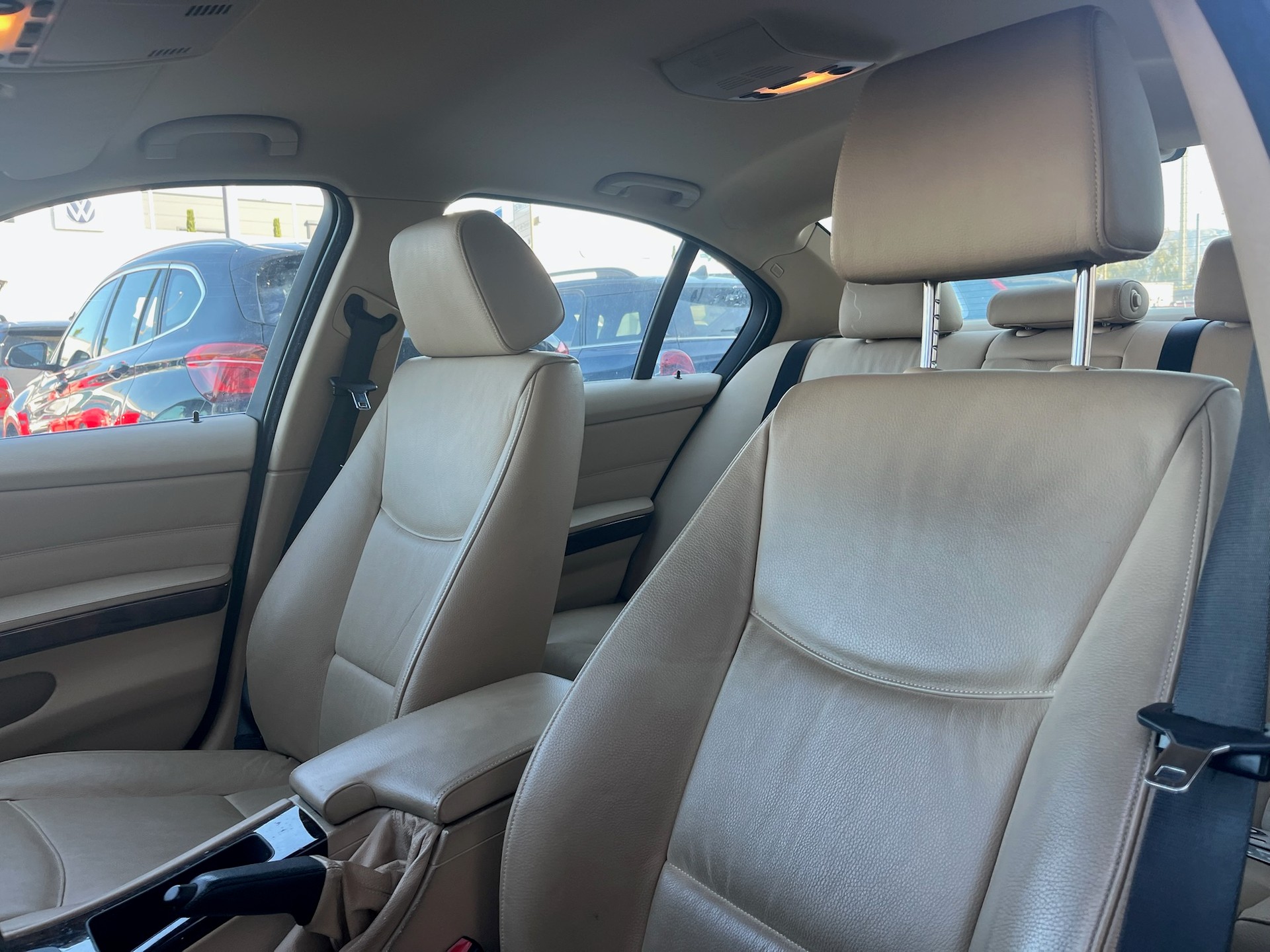 BMW 325xi-image-8