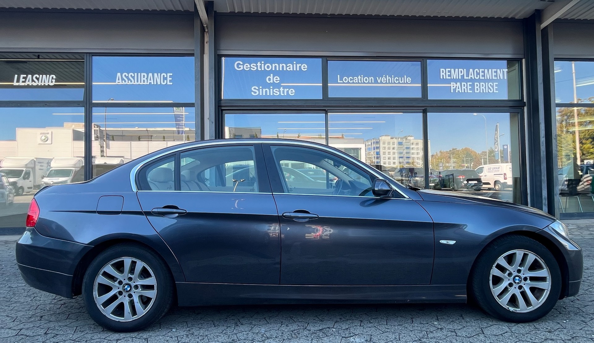 BMW 325xi-image-2