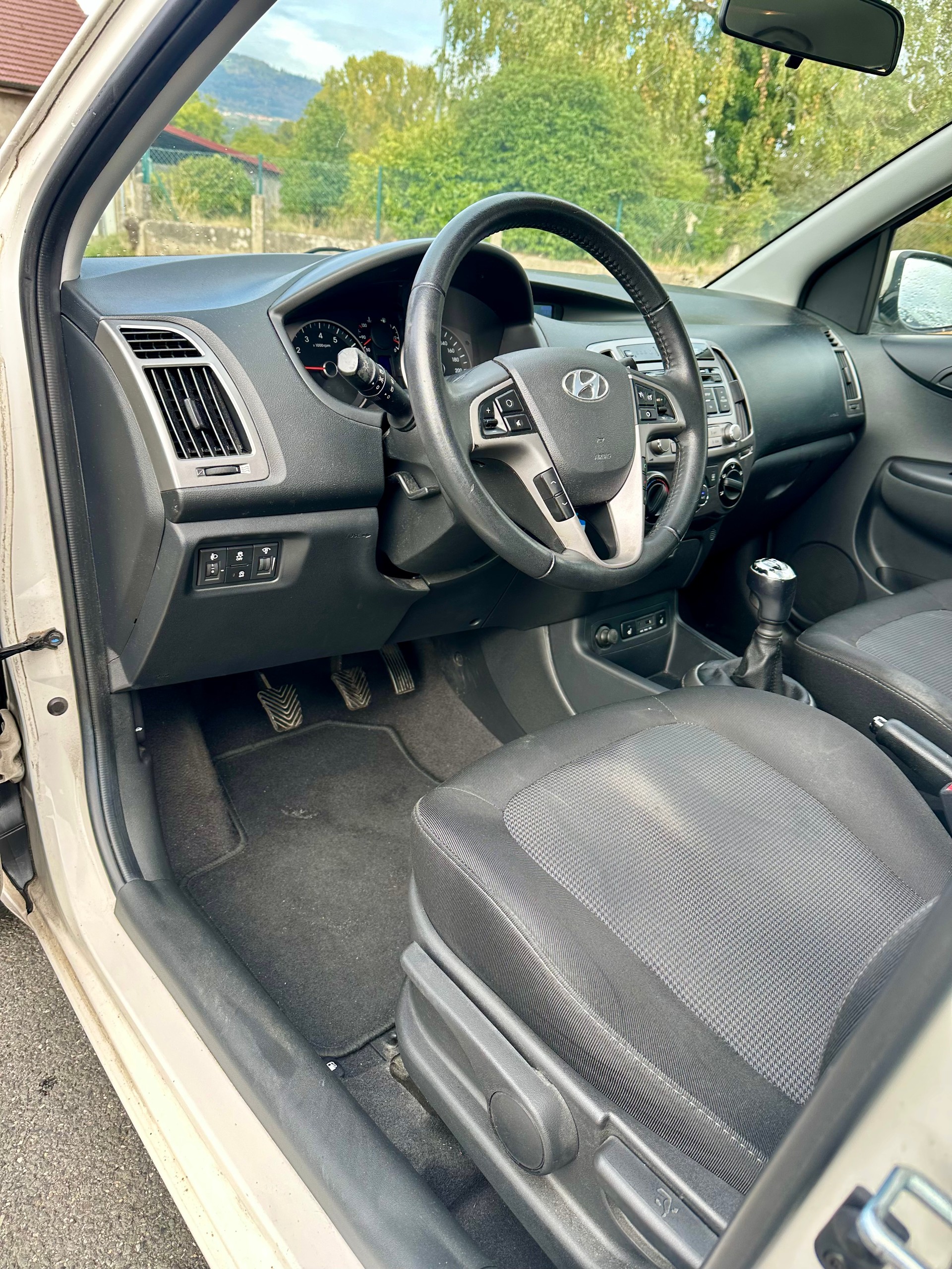 HYUNDAI i20 1.4 Premium-image-9