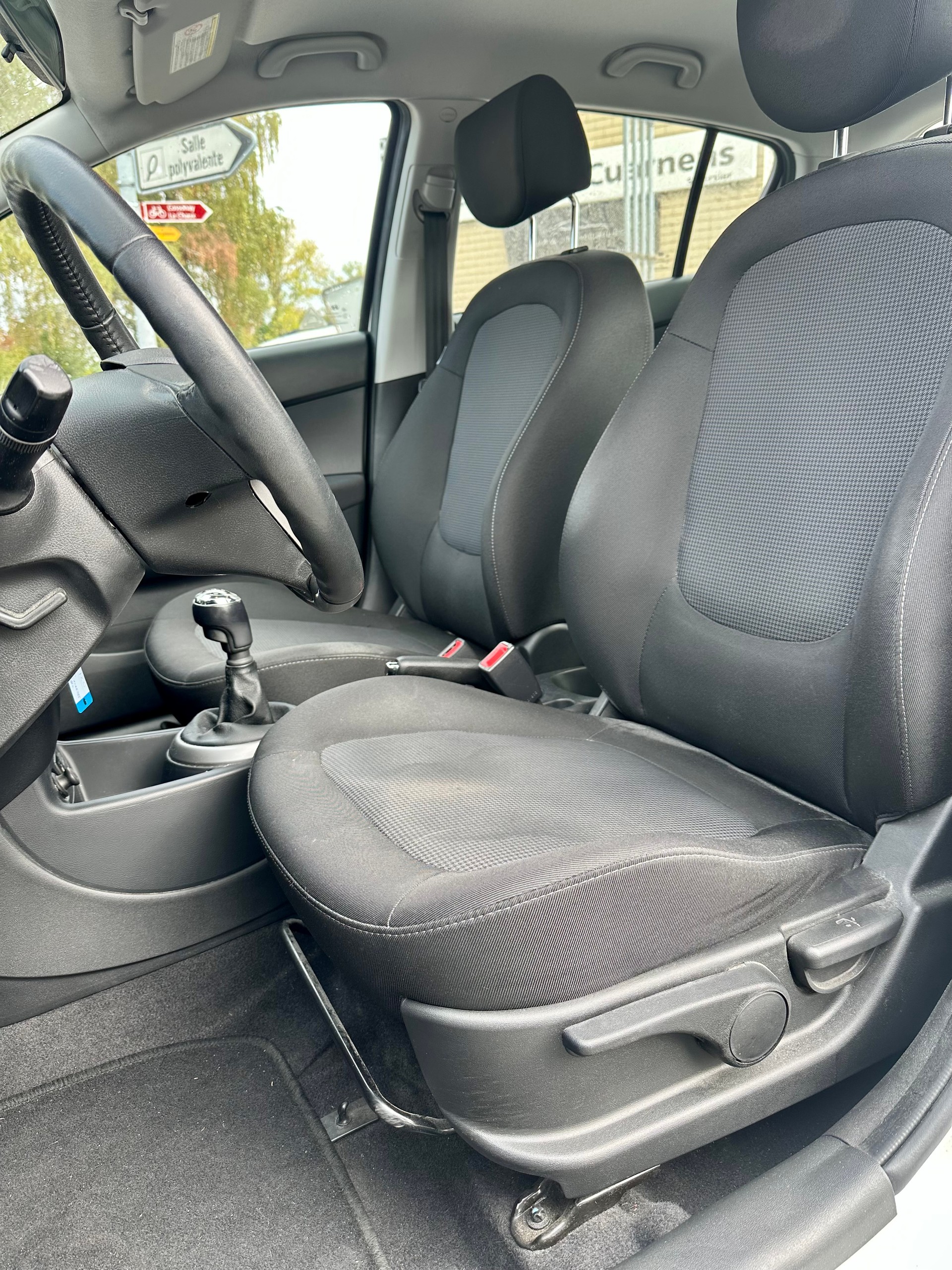 HYUNDAI i20 1.4 Premium-image-12