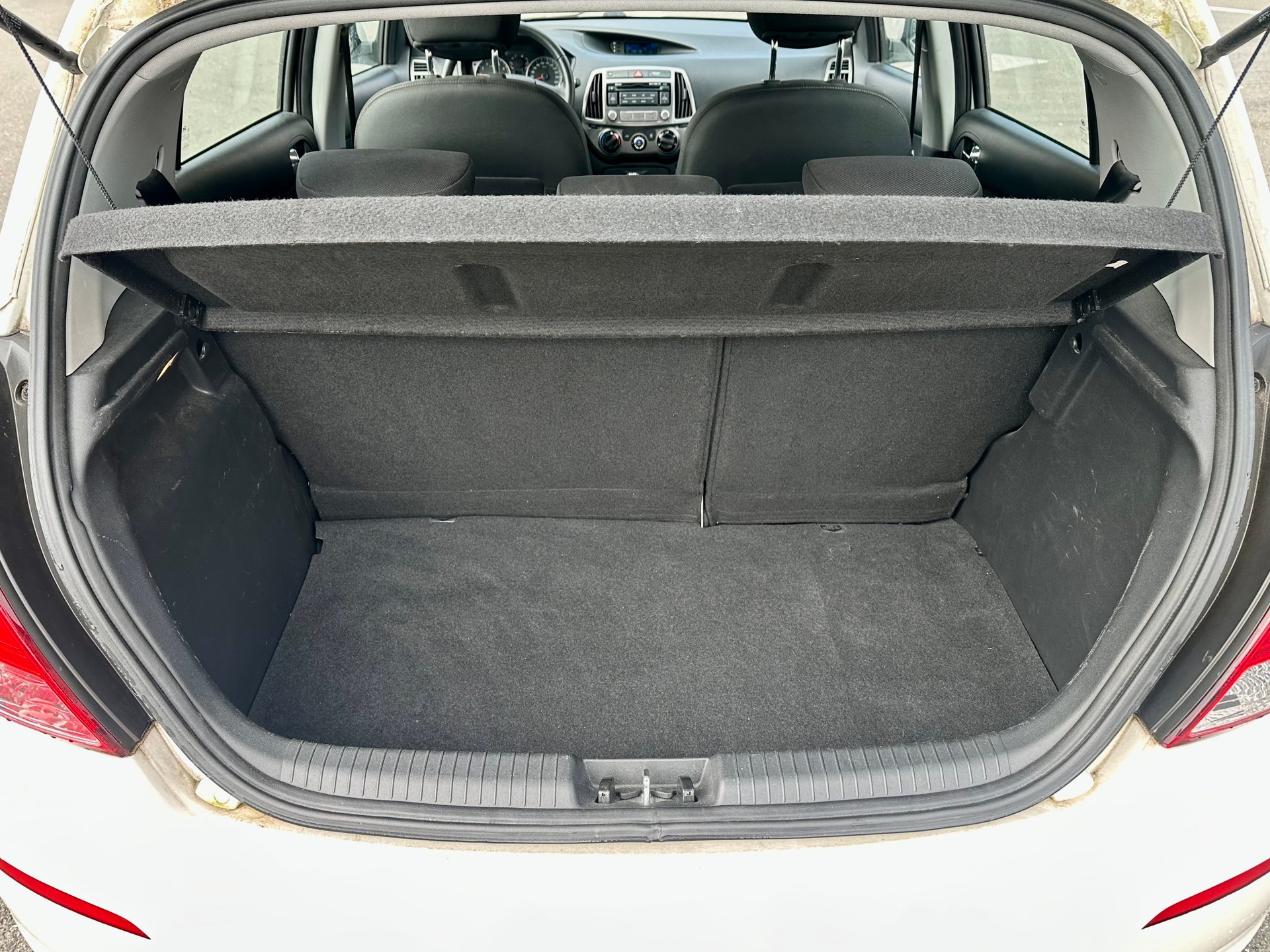 HYUNDAI i20 1.4 Premium-image-8