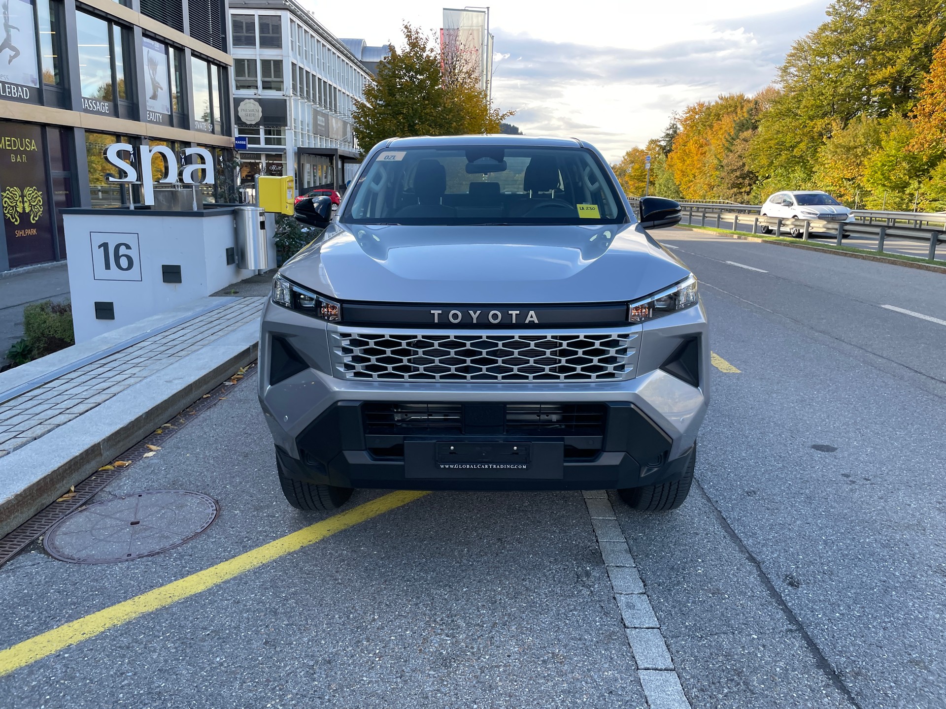 TOYOTA Hilux 2.8d MHEV Active Double Cab 4x4 mit AHK-showroom-element-1