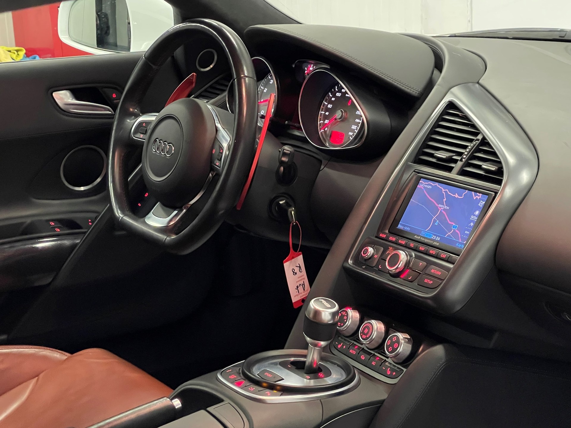 AUDI R8 Coupé 4.2-image-11
