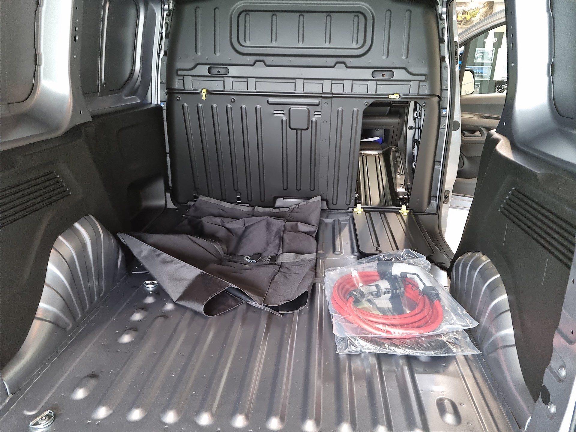 FIAT E-Doblo L1 50kWh 800kg Pro-image-13