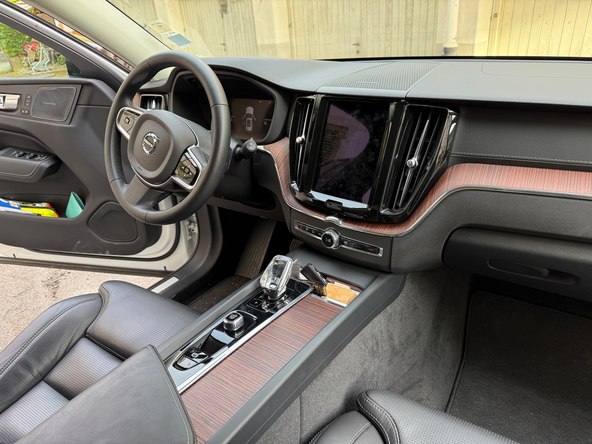 VOLVO XC60 T8 eAWD PluginHybrid Ultimate Dark Geartronic-image-2