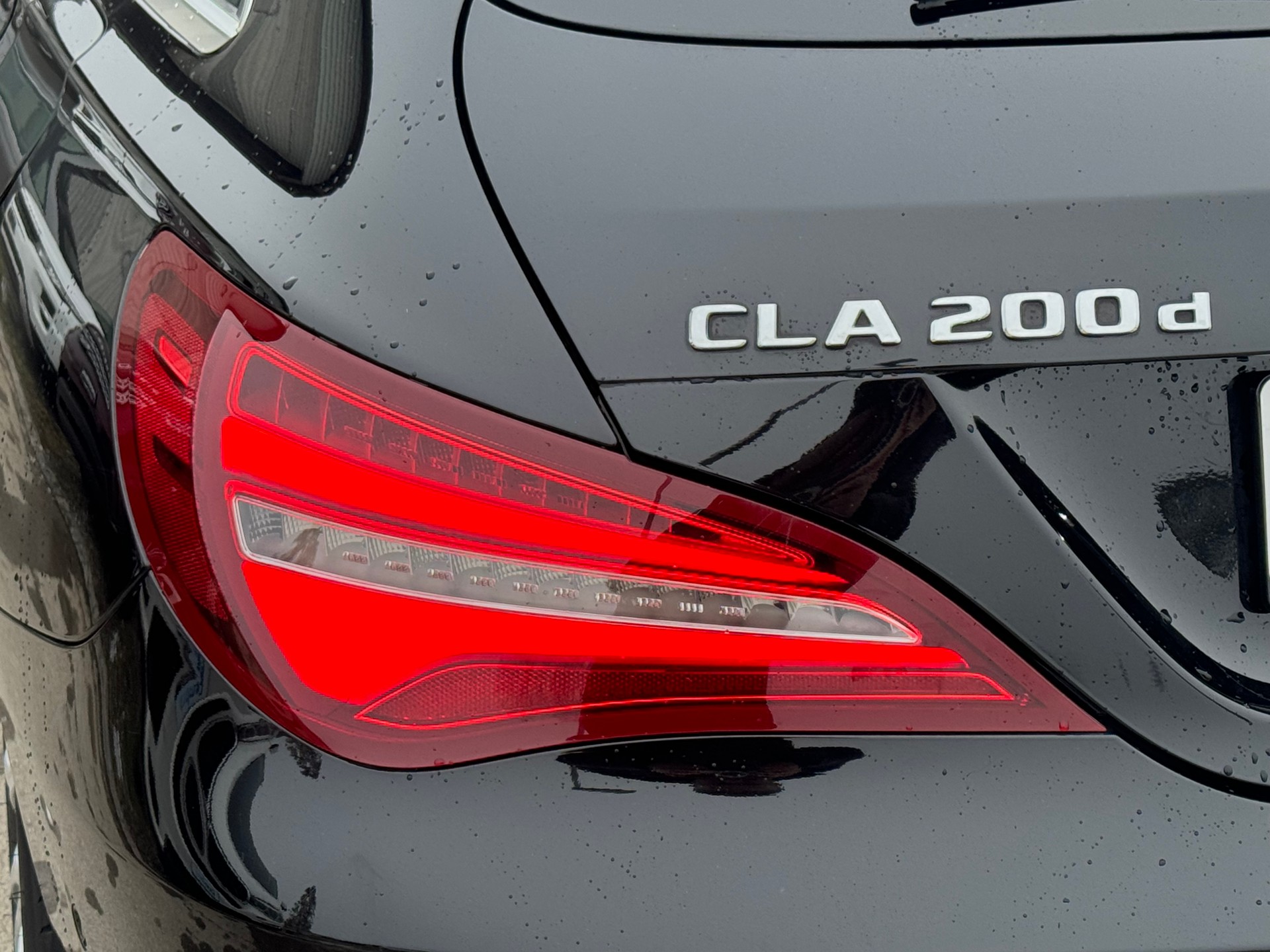 MERCEDES-BENZ CLA Shooting Br 200 d Swiss Star AMG Line 4M-image-5