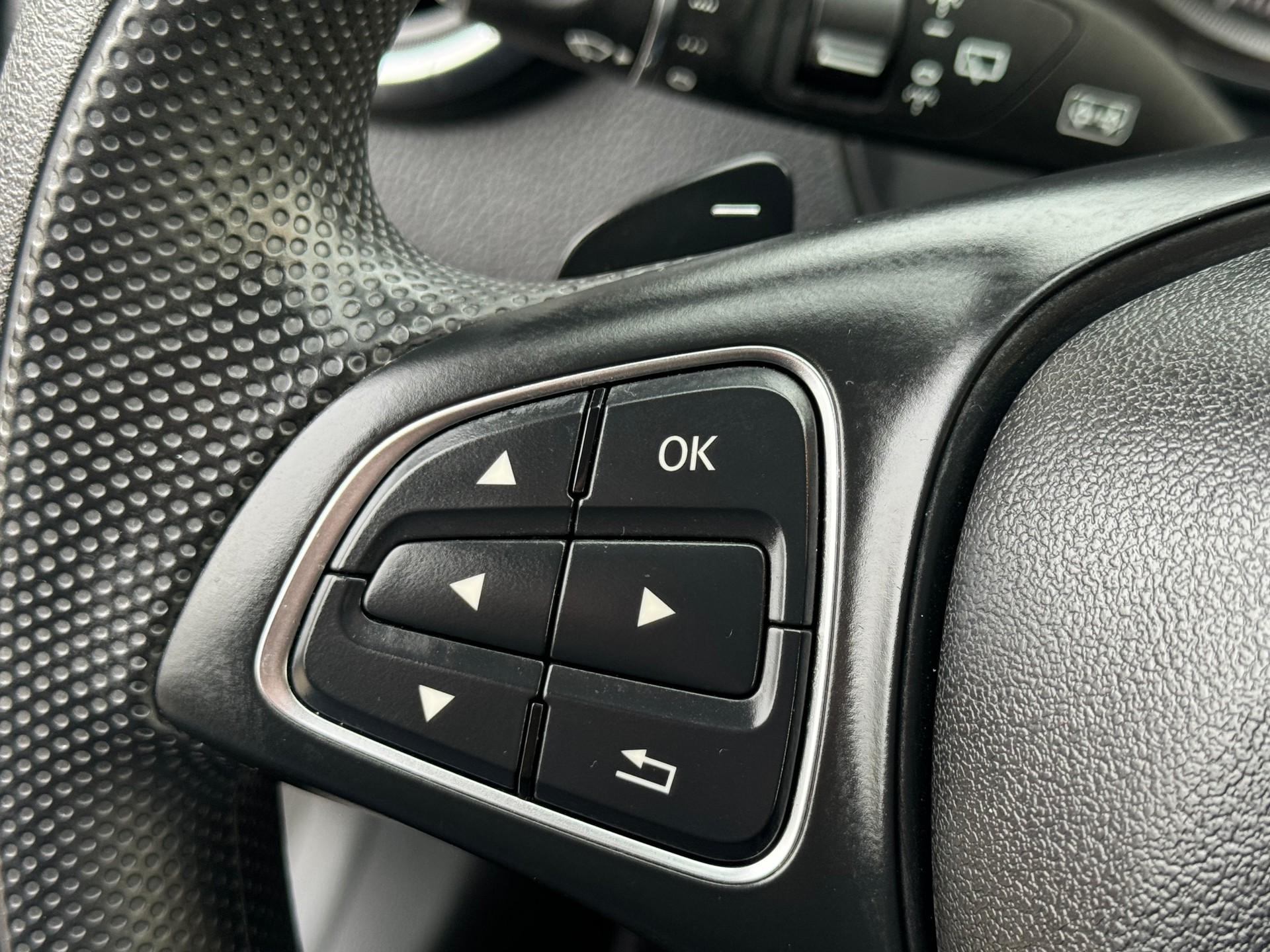 MERCEDES-BENZ CLA Shooting Br 200 d Swiss Star AMG Line 4M-image-13