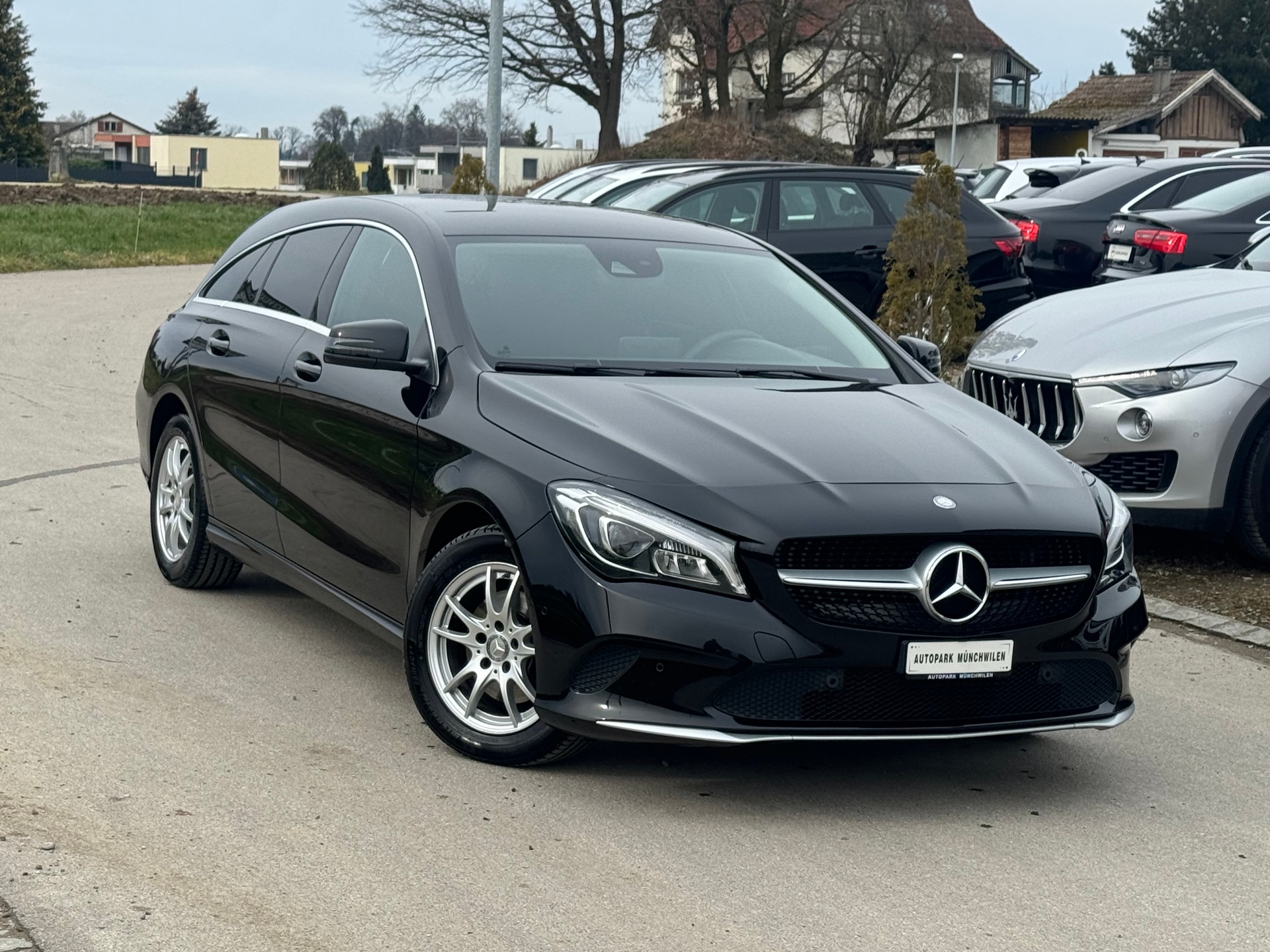MERCEDES-BENZ CLA Shooting Br 200 d Swiss Star AMG Line 4M-image-1