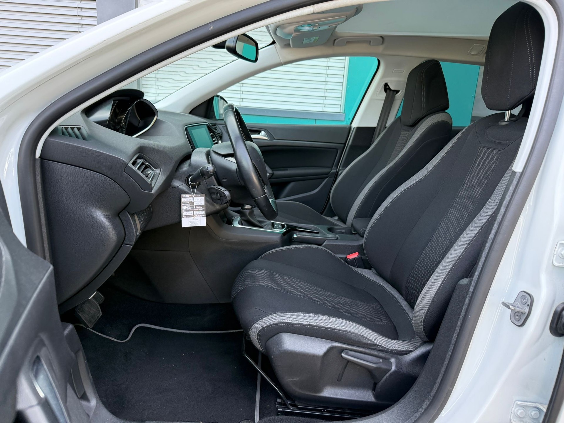 PEUGEOT 308 SW 1.2 THP Style Automatic-image-11