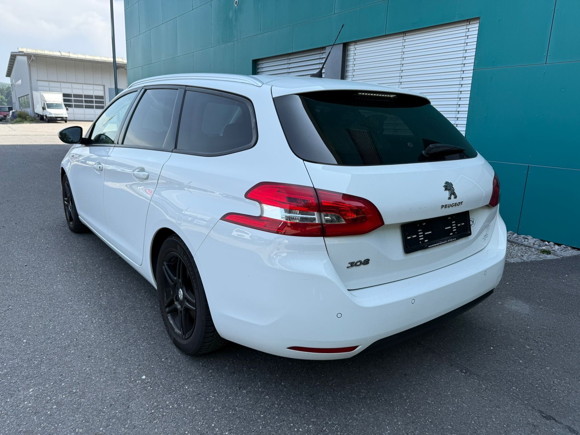 PEUGEOT 308 SW 1.2 THP Style Automatic-image-3