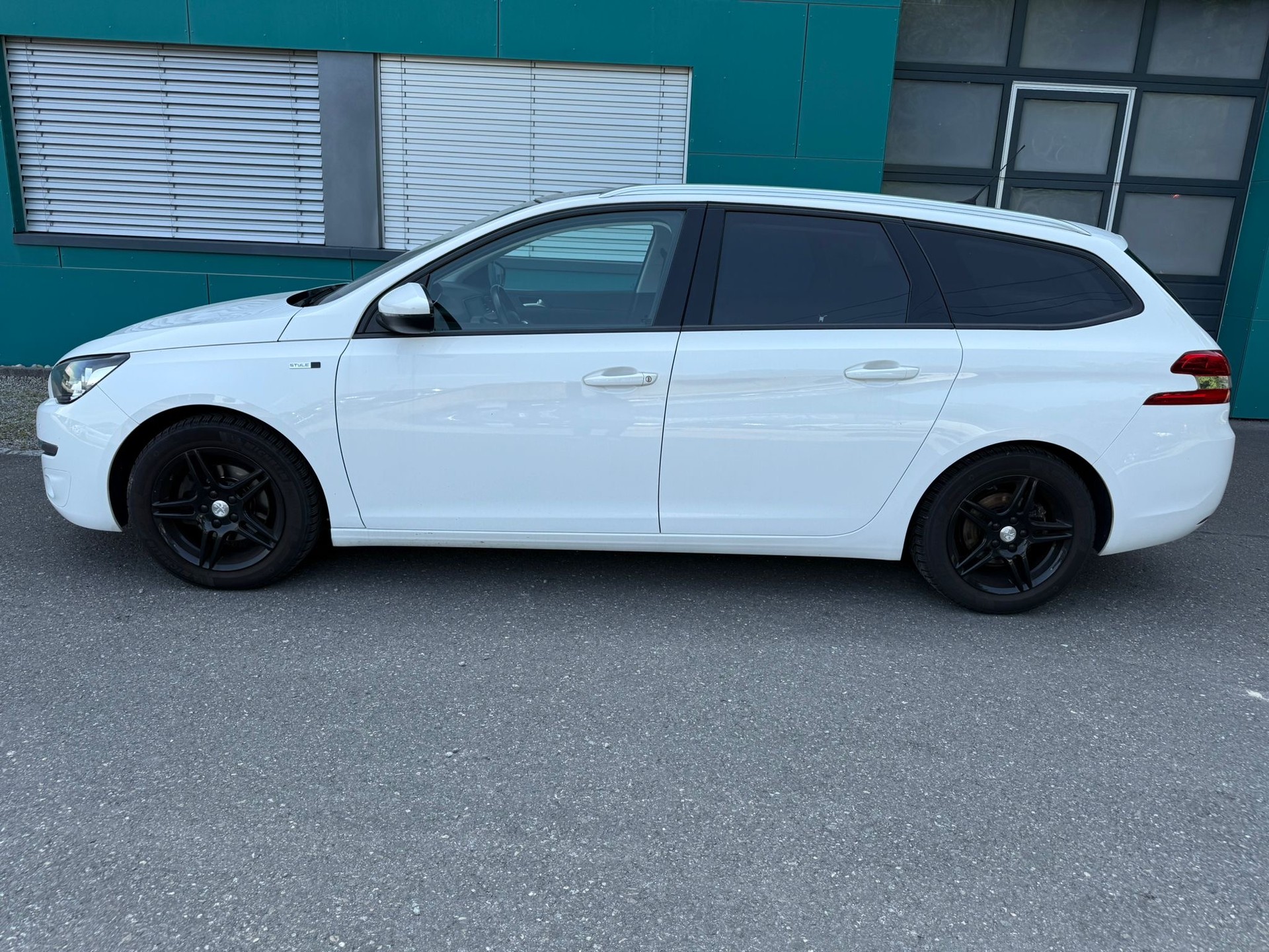 PEUGEOT 308 SW 1.2 THP Style Automatic-image-6