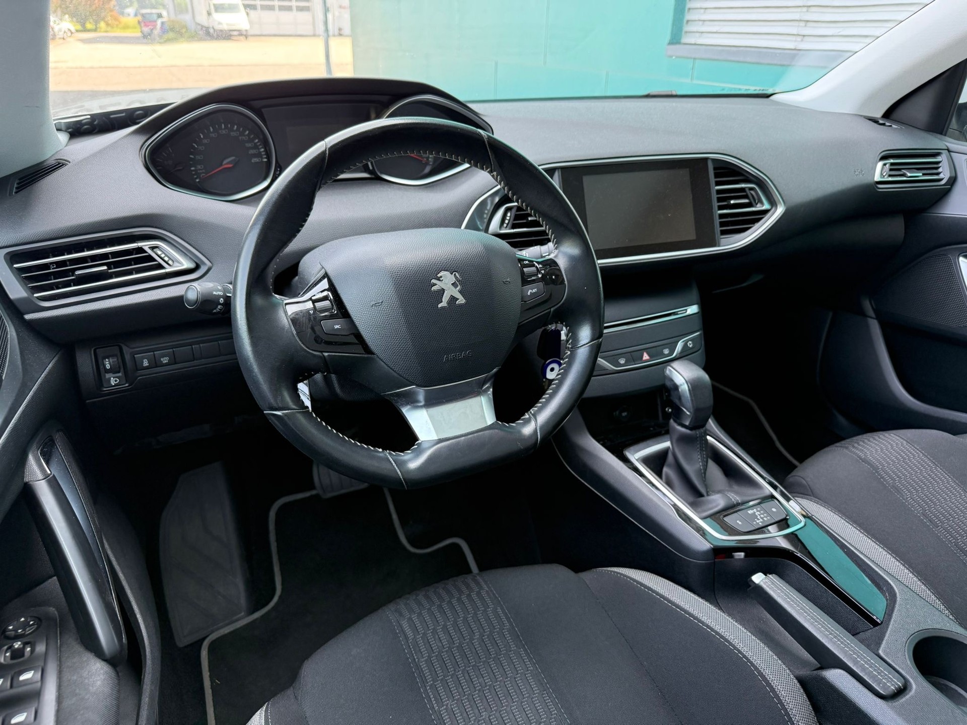 PEUGEOT 308 SW 1.2 THP Style Automatic-image-8