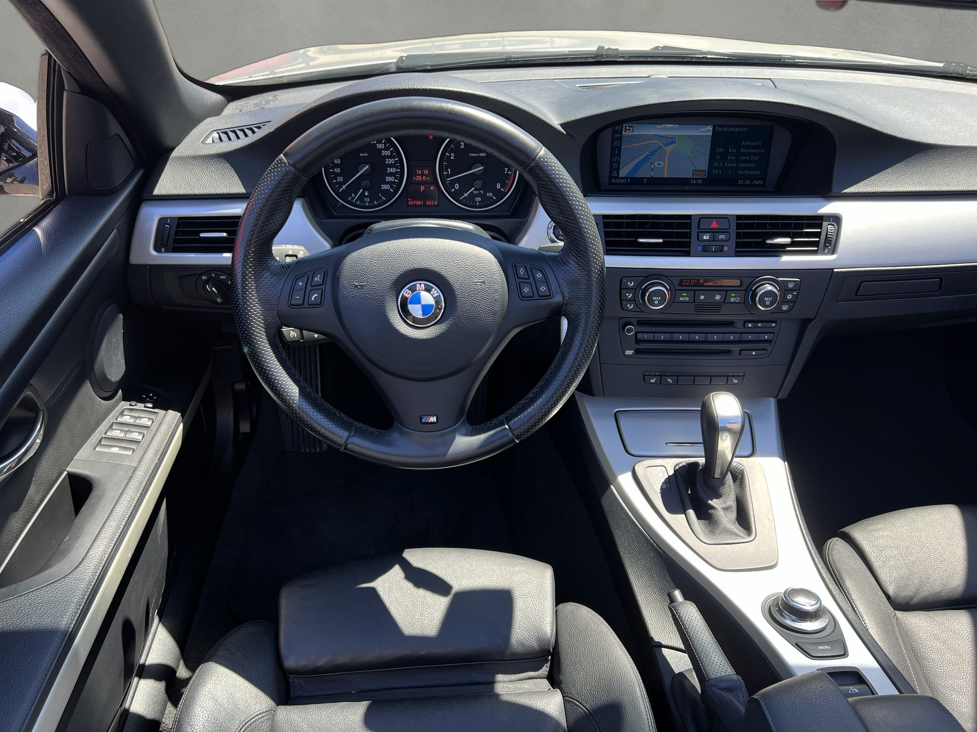 BMW 330i Cabriolet Steptronic-image-22