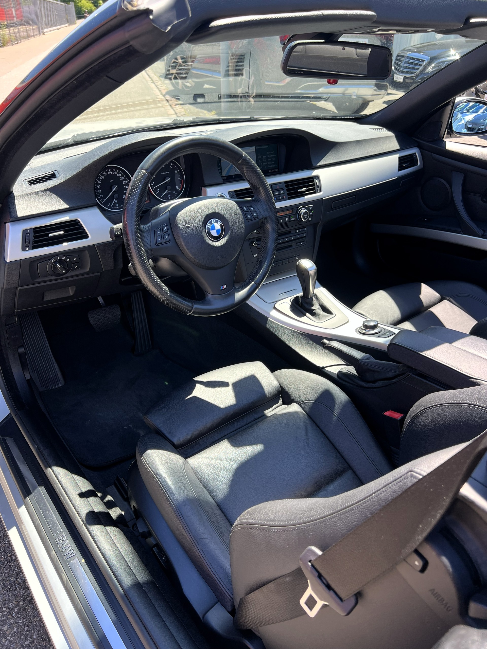 BMW 330i Cabriolet Steptronic-image-16