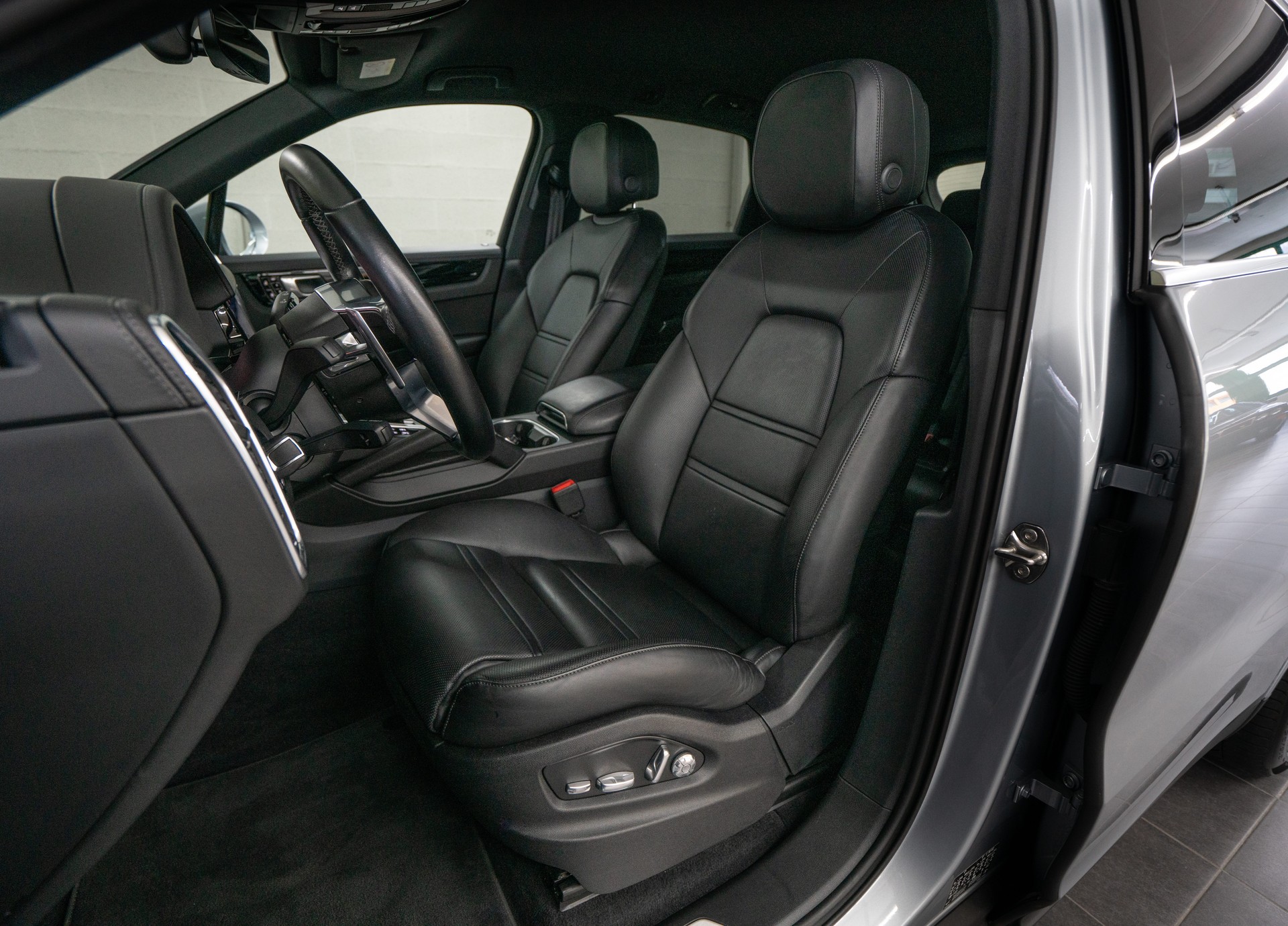 PORSCHE Cayenne S-image-12