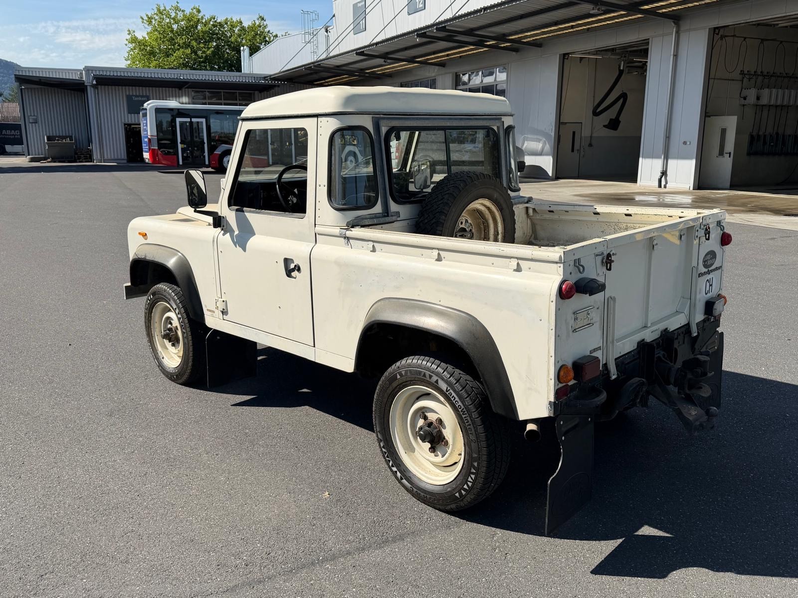 LAND ROVER 90-V8-image-1