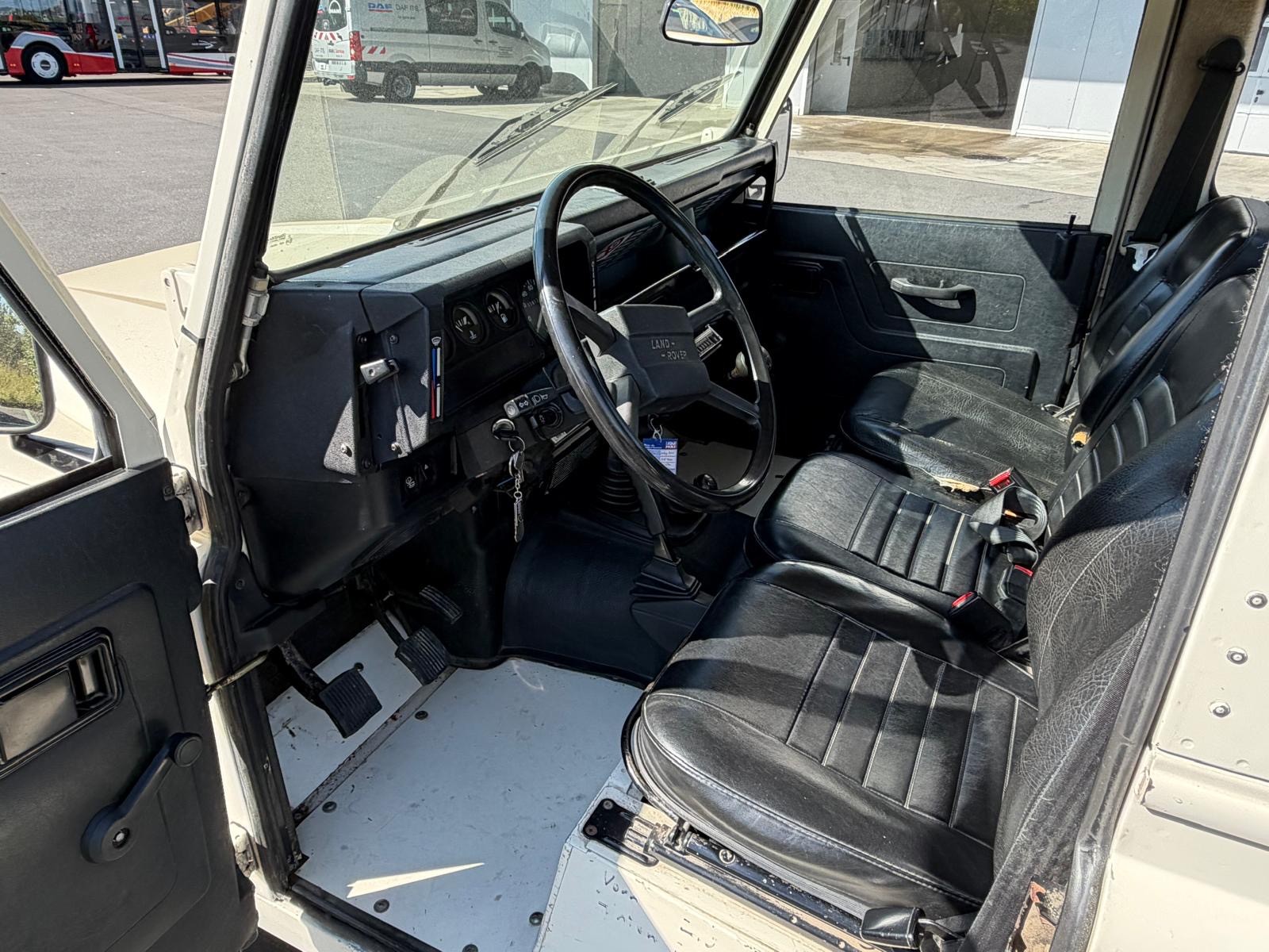 LAND ROVER 90-V8-image-3