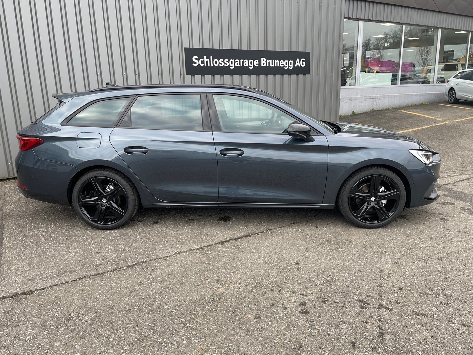 SEAT Leon ST 1.5 eTSI mHEV DSG 75 Edition-image-1
