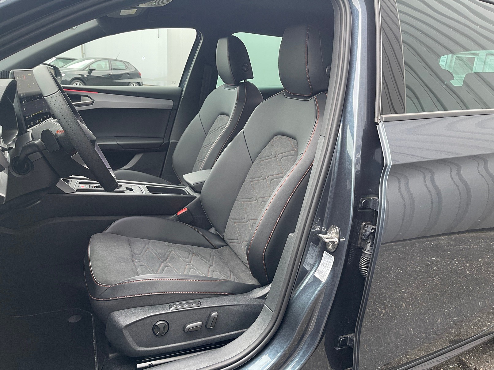 SEAT Leon ST 1.5 eTSI mHEV DSG 75 Edition-image-6