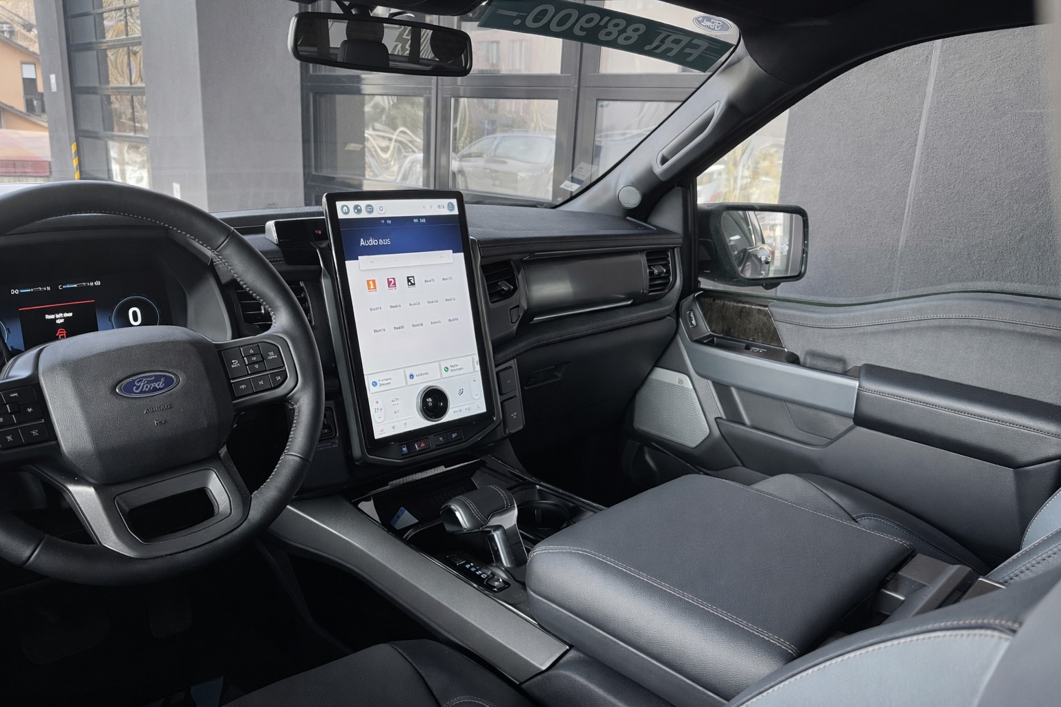 FORD F-150 Lightning 91 kWh Lariat Launch Edition-image-11
