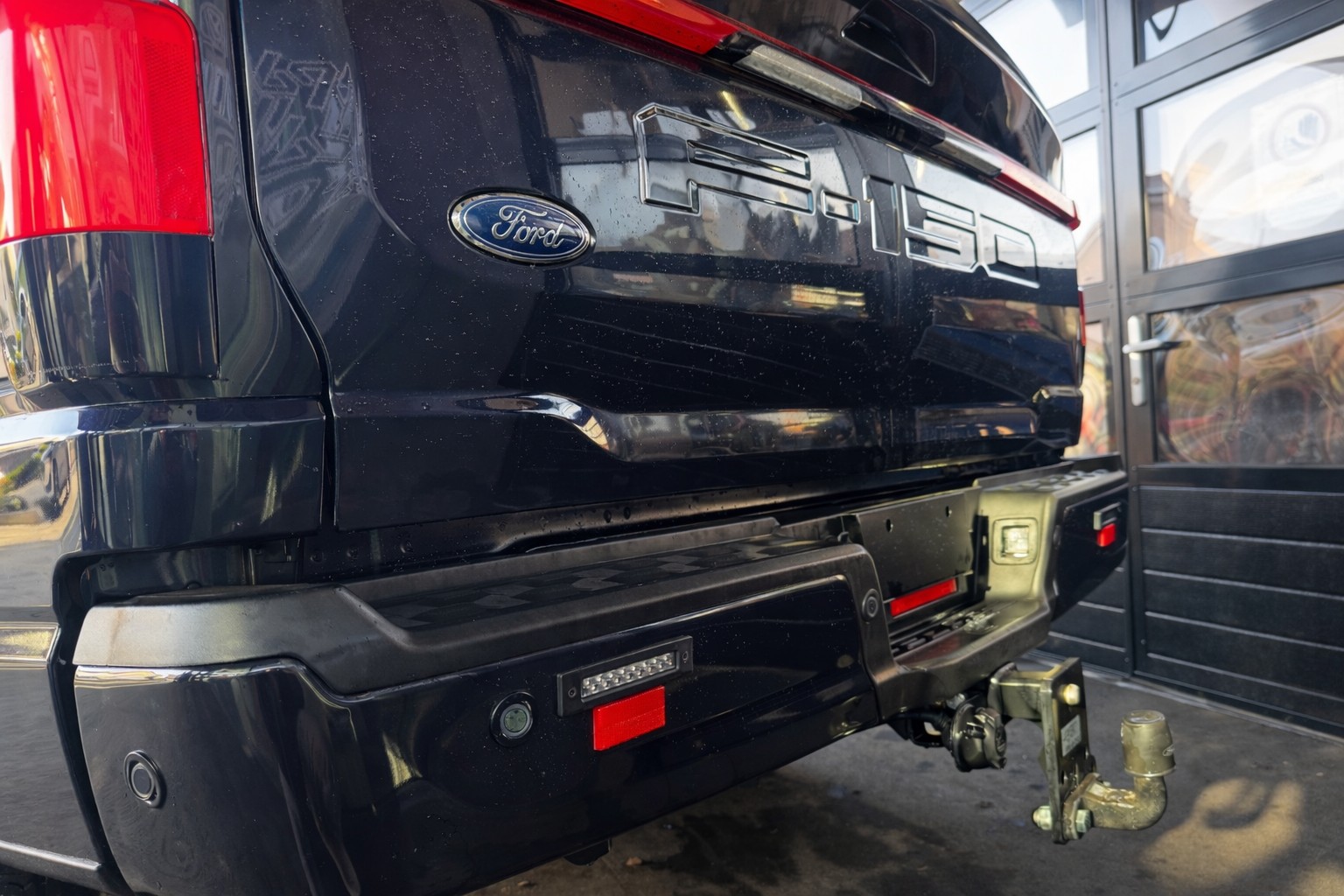 FORD F-150 Lightning 91 kWh Lariat Launch Edition-image-8
