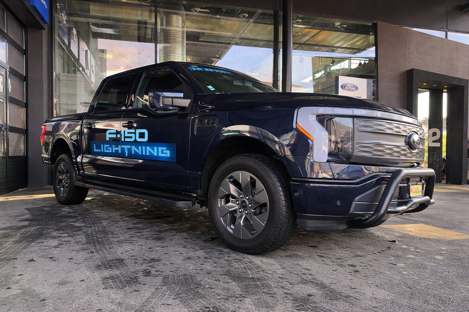 FORD F-150 Lightning 91 kWh Lariat Launch Edition-image-3