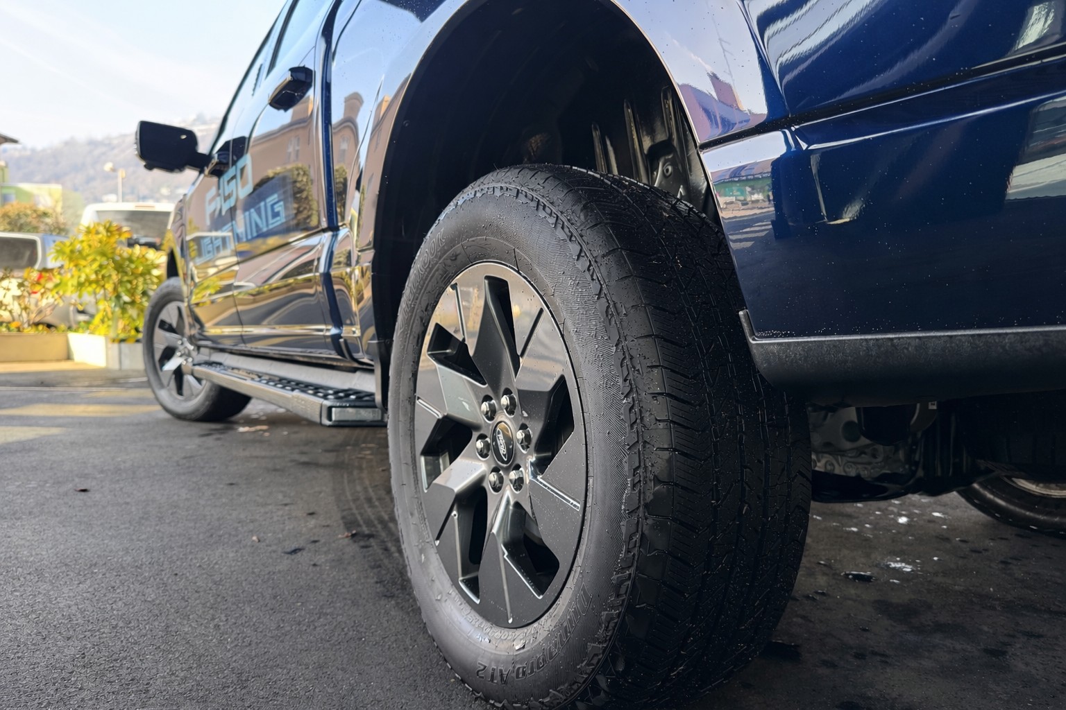 FORD F-150 Lightning 91 kWh Lariat Launch Edition-image-5