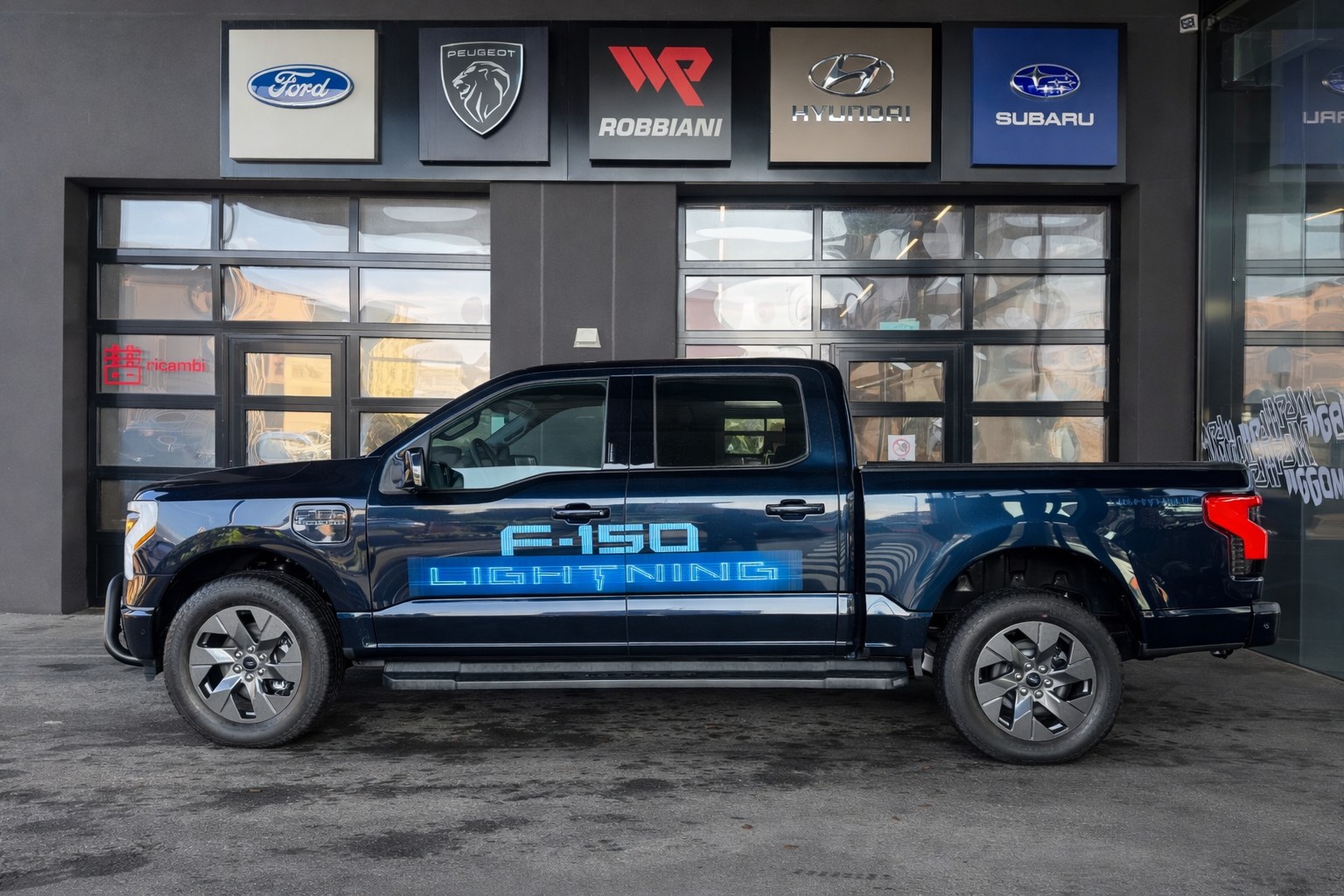 FORD F-150 Lightning 91 kWh Lariat Launch Edition-image-1