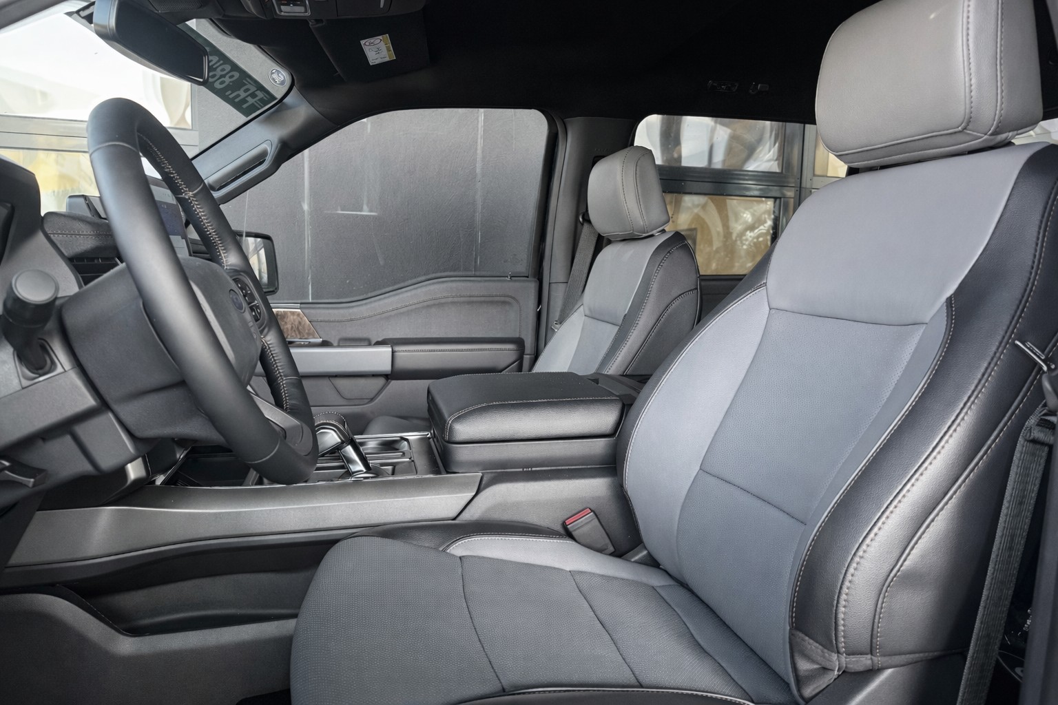 FORD F-150 Lightning 91 kWh Lariat Launch Edition-image-12