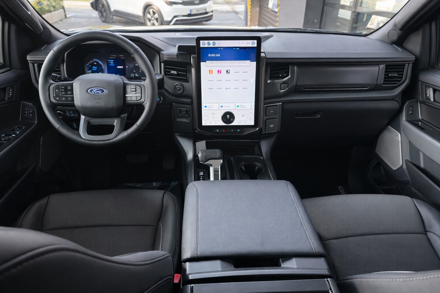 FORD F-150 Lightning 91 kWh Lariat Launch Edition-image-10