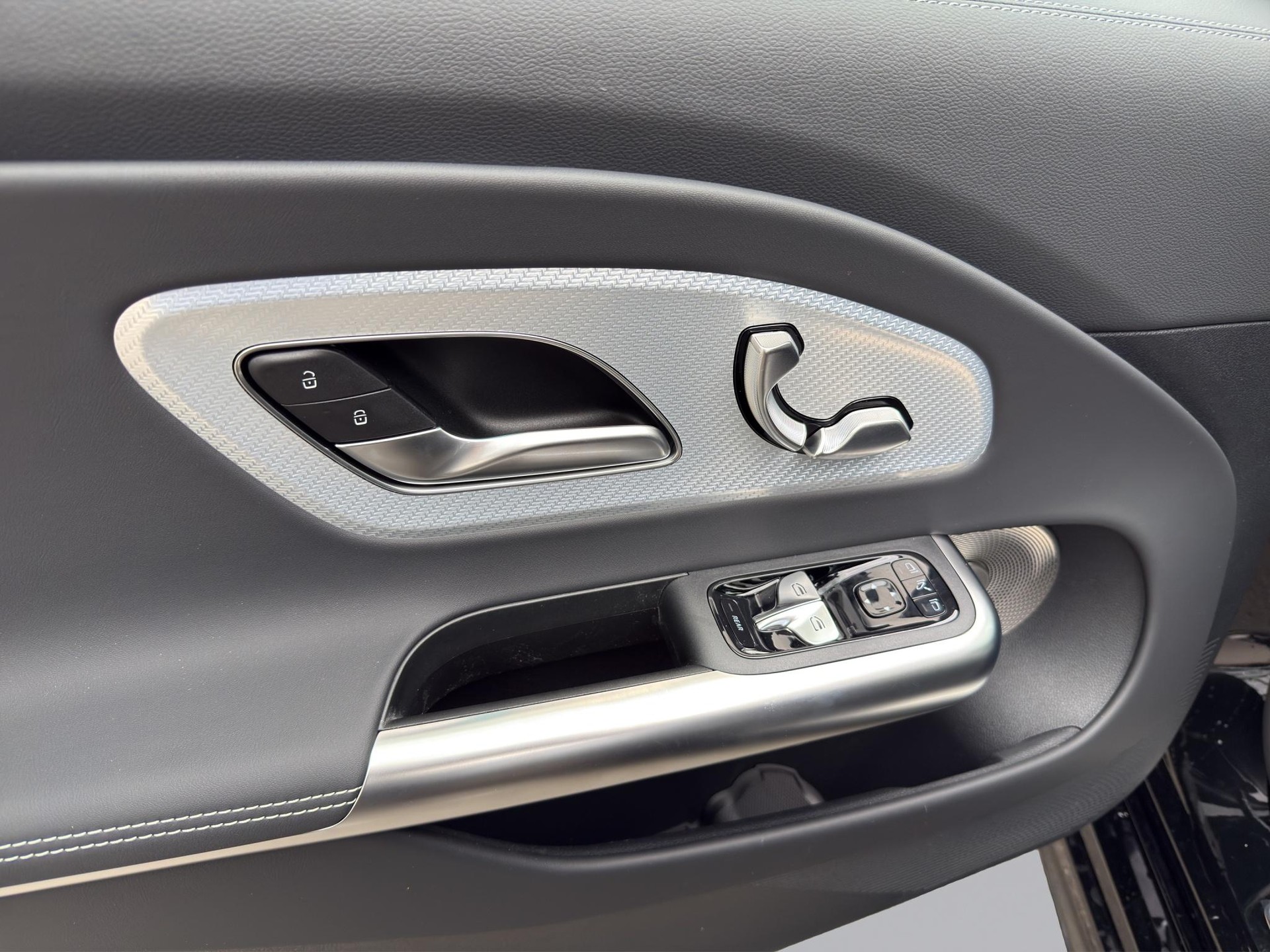 MERCEDES-BENZ CLA 250+ AMG Line-image-9