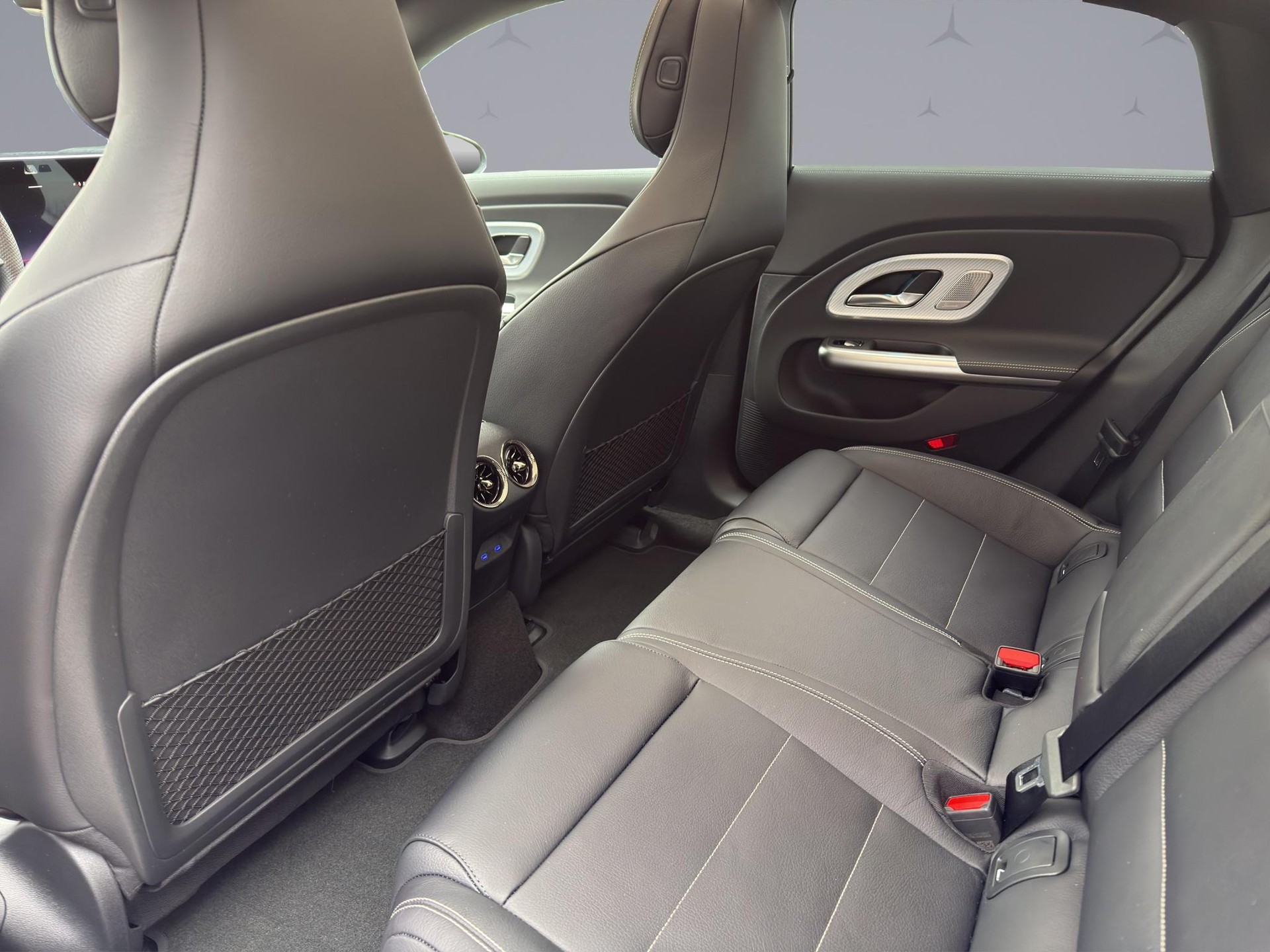MERCEDES-BENZ CLA 250+ AMG Line-image-13