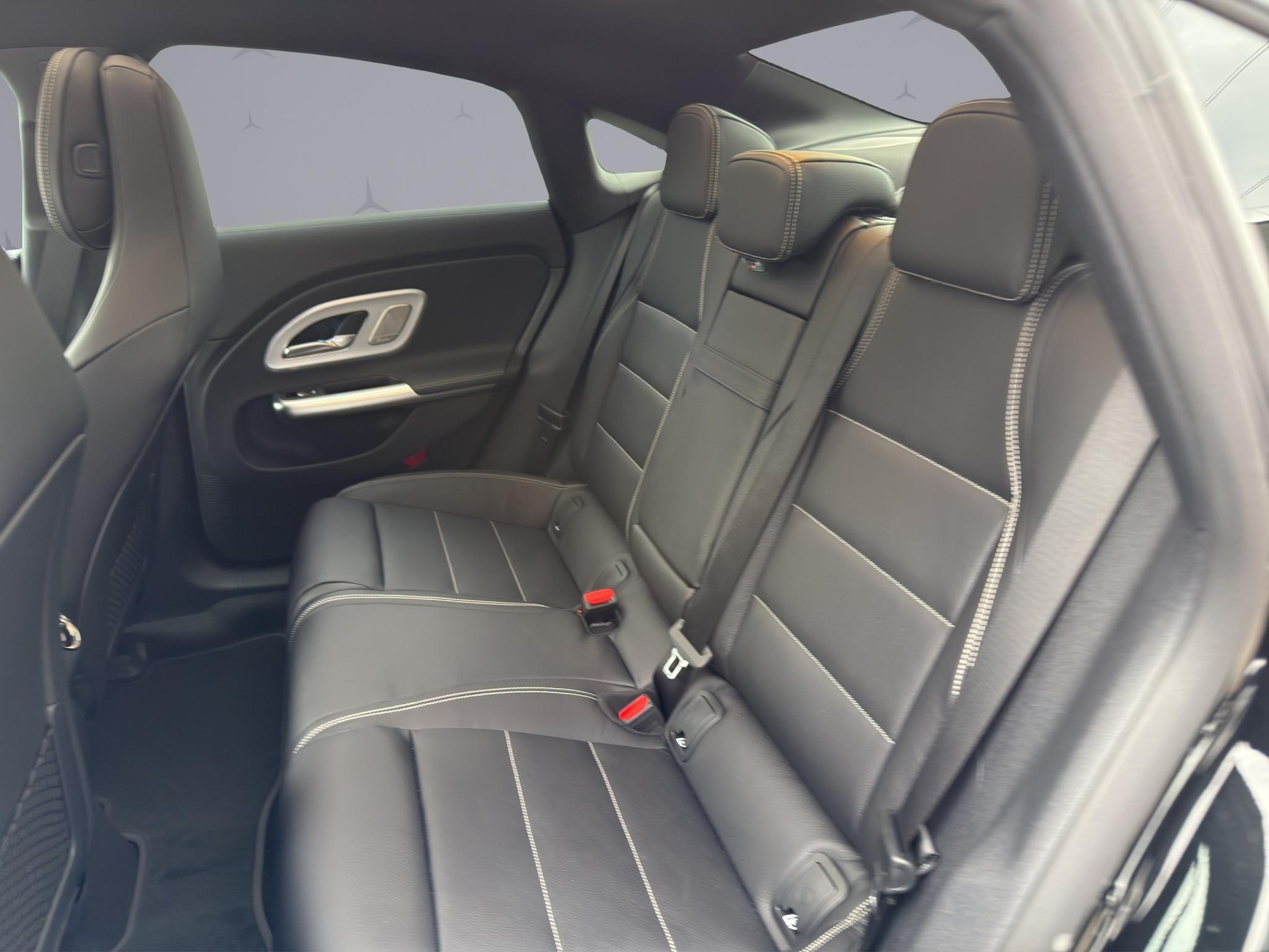 MERCEDES-BENZ CLA 250+ AMG Line-image-11