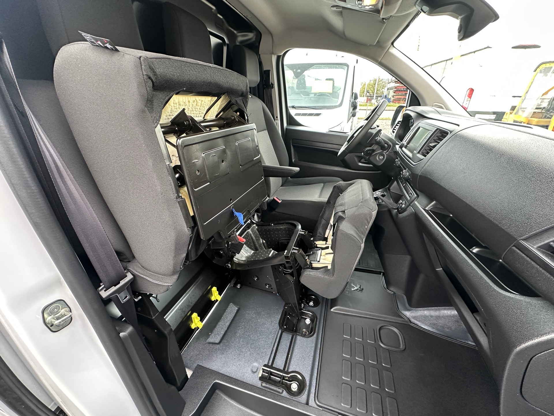 PEUGEOT Expert 2.0 BlueHDi 145 S&S Standard EAT8-image-12